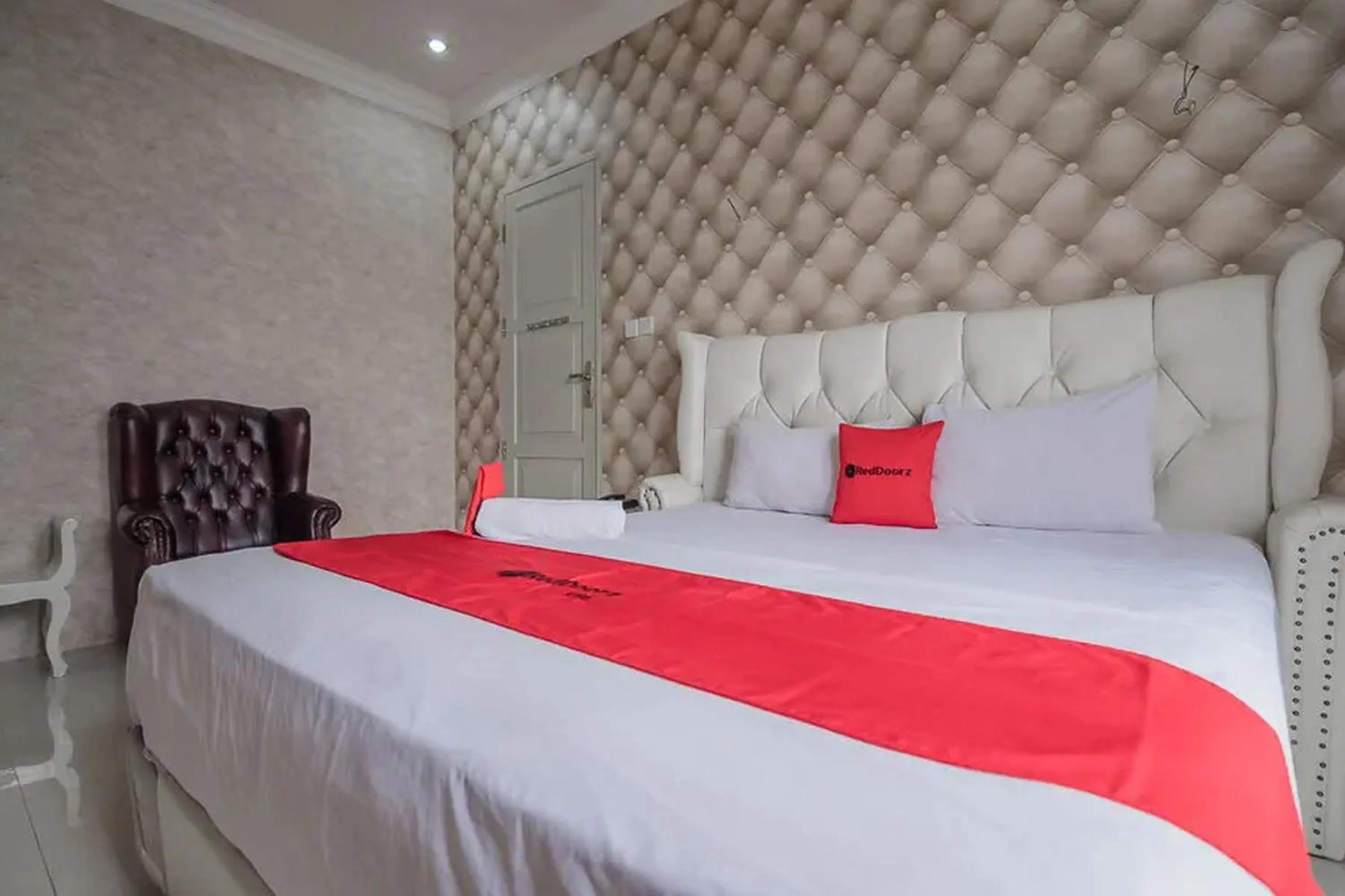 Bedroom, Bed in RedDoorz Syariah at Jalan Ahmad Yani Jambi