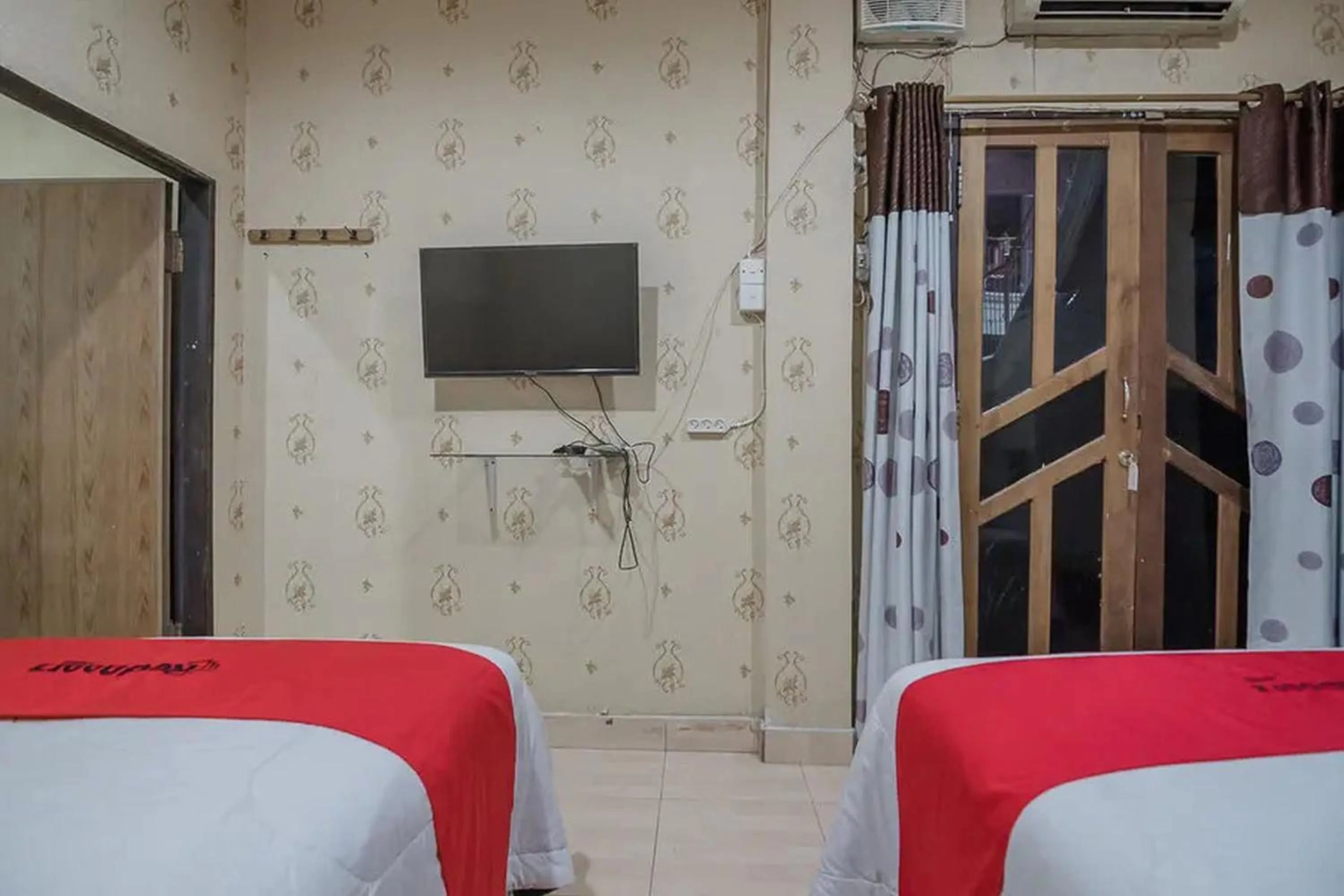 Bedroom, Bed in RedDoorz Syariah at Jalan Ahmad Yani Jambi