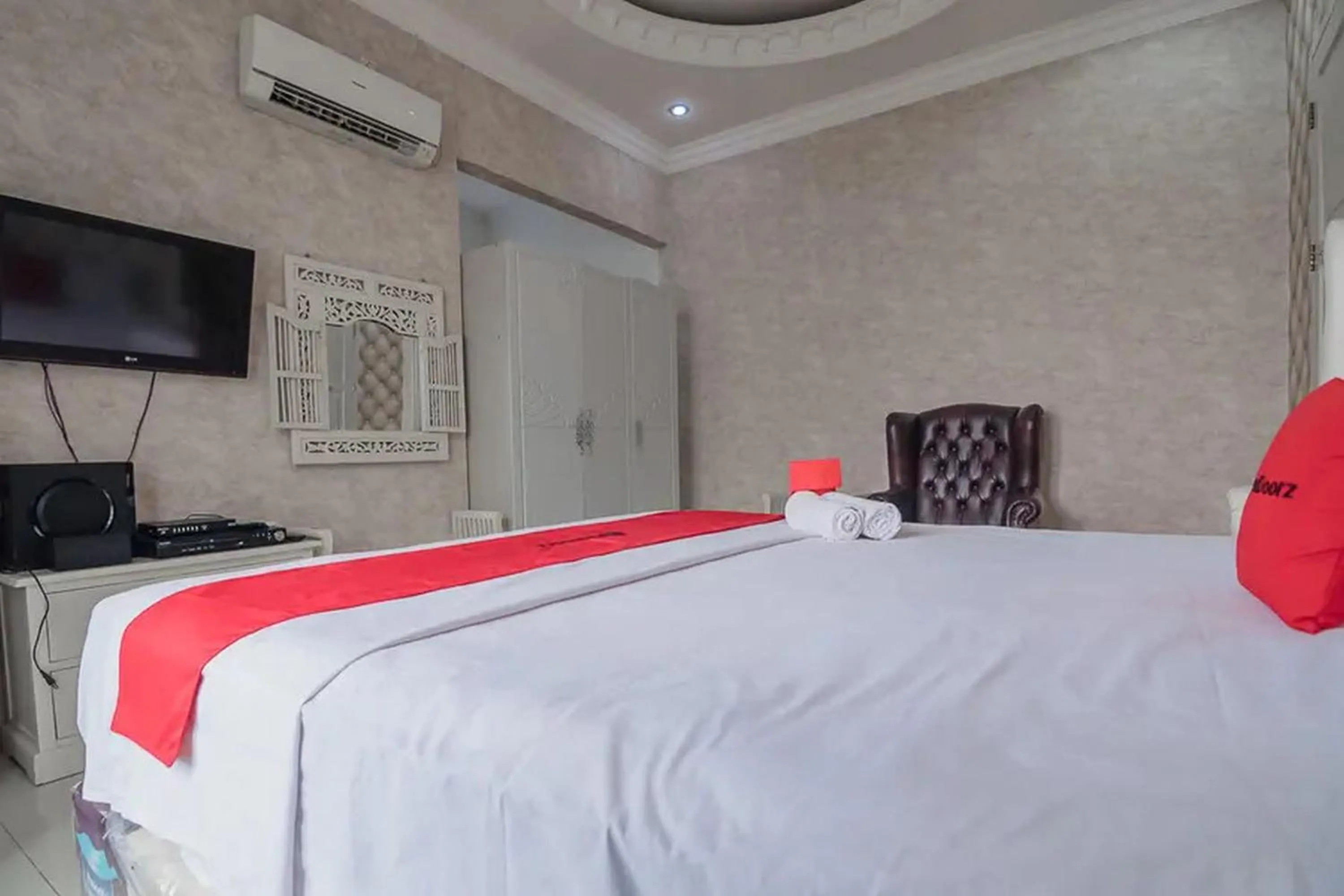 Bedroom, Bed in RedDoorz Syariah at Jalan Ahmad Yani Jambi