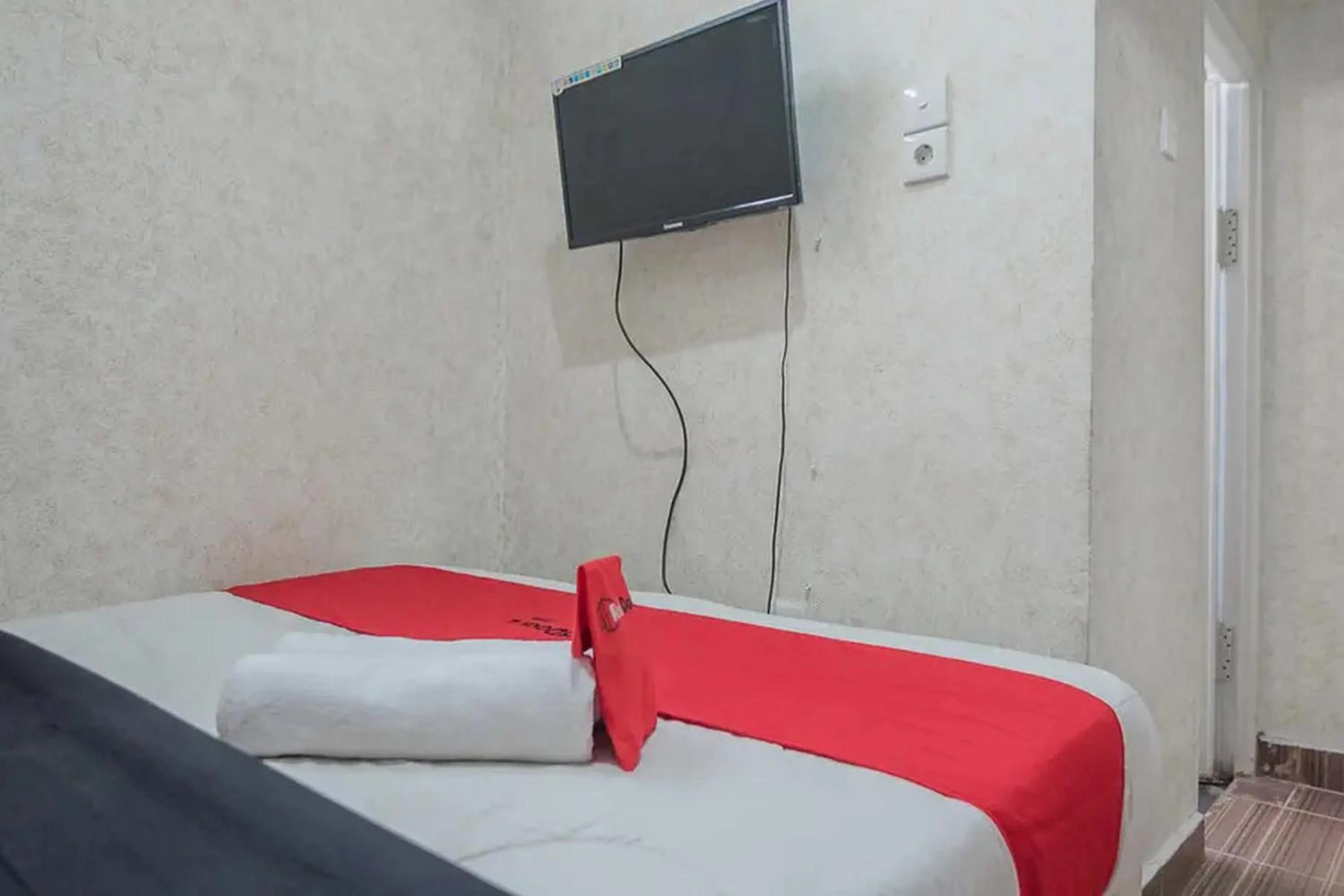 Bedroom, Bed in RedDoorz Syariah at Jalan Ahmad Yani Jambi