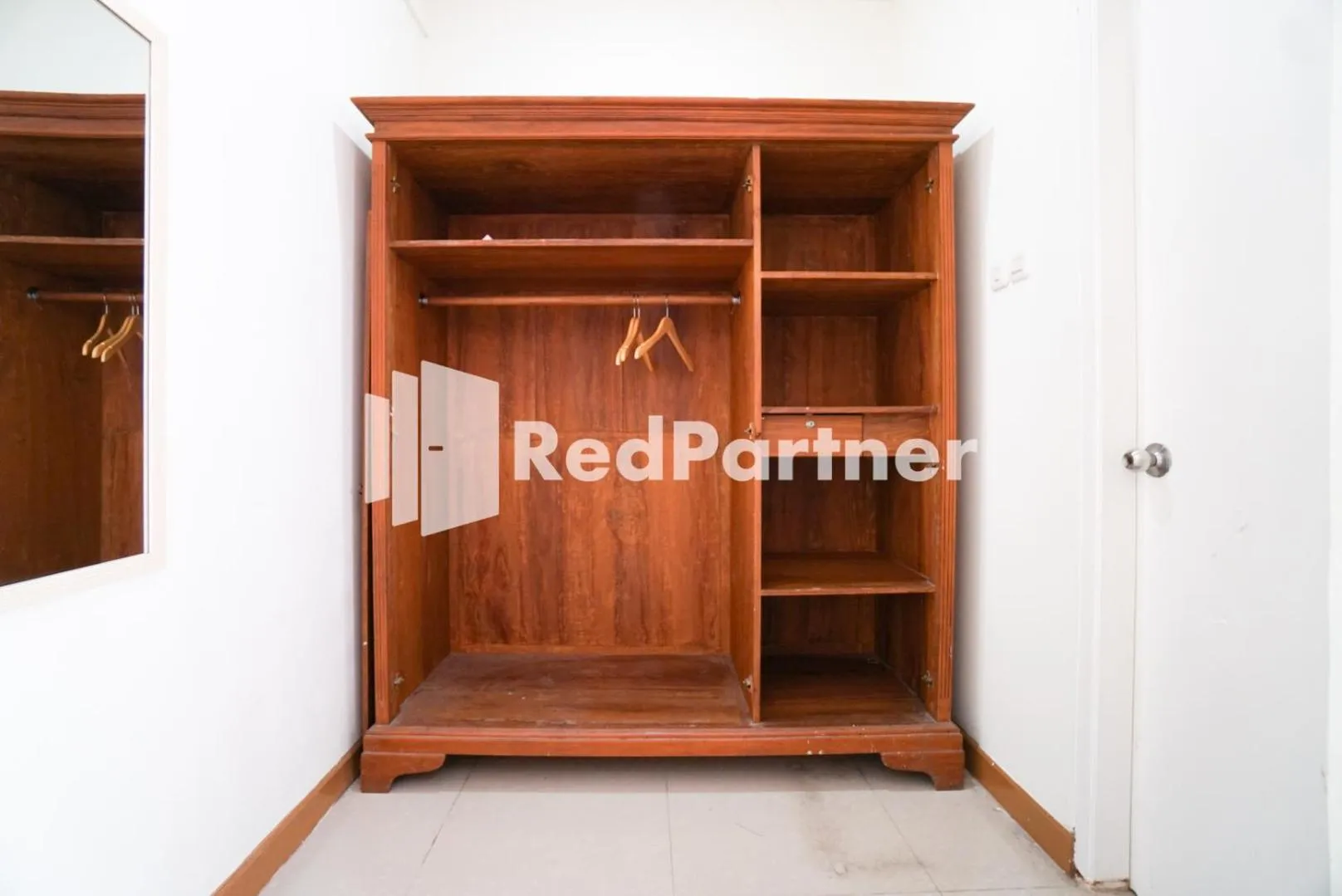 wardrobe in Fazza Syariah Mitra RedDoorz