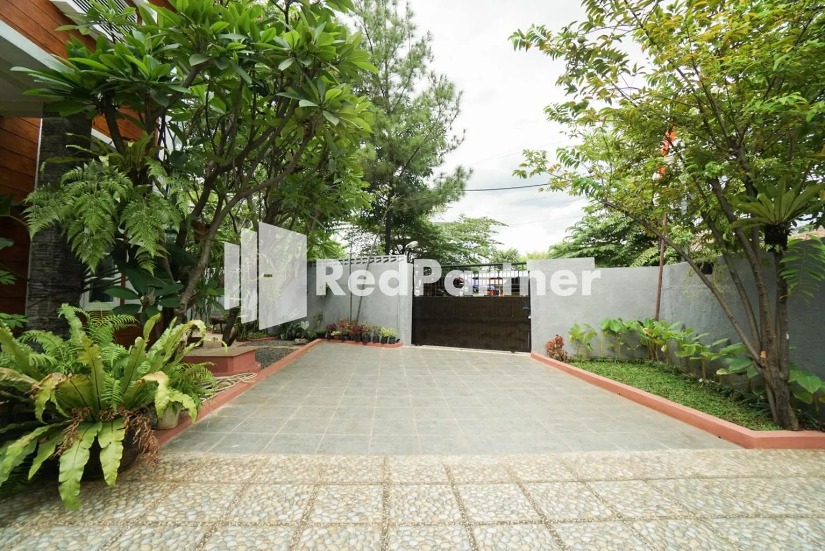 Garden in Fazza Syariah Mitra RedDoorz