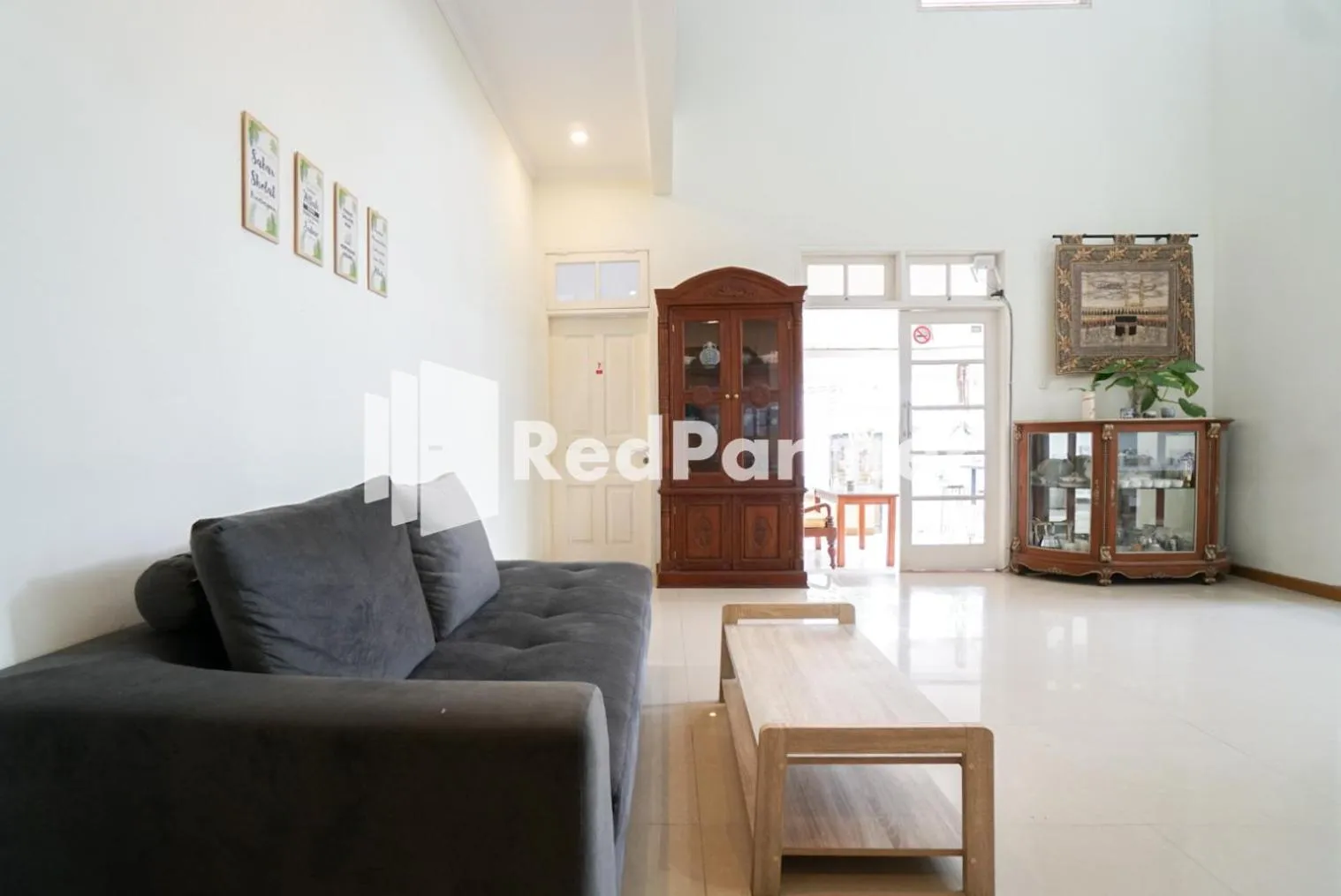 Living room in Fazza Syariah Mitra RedDoorz