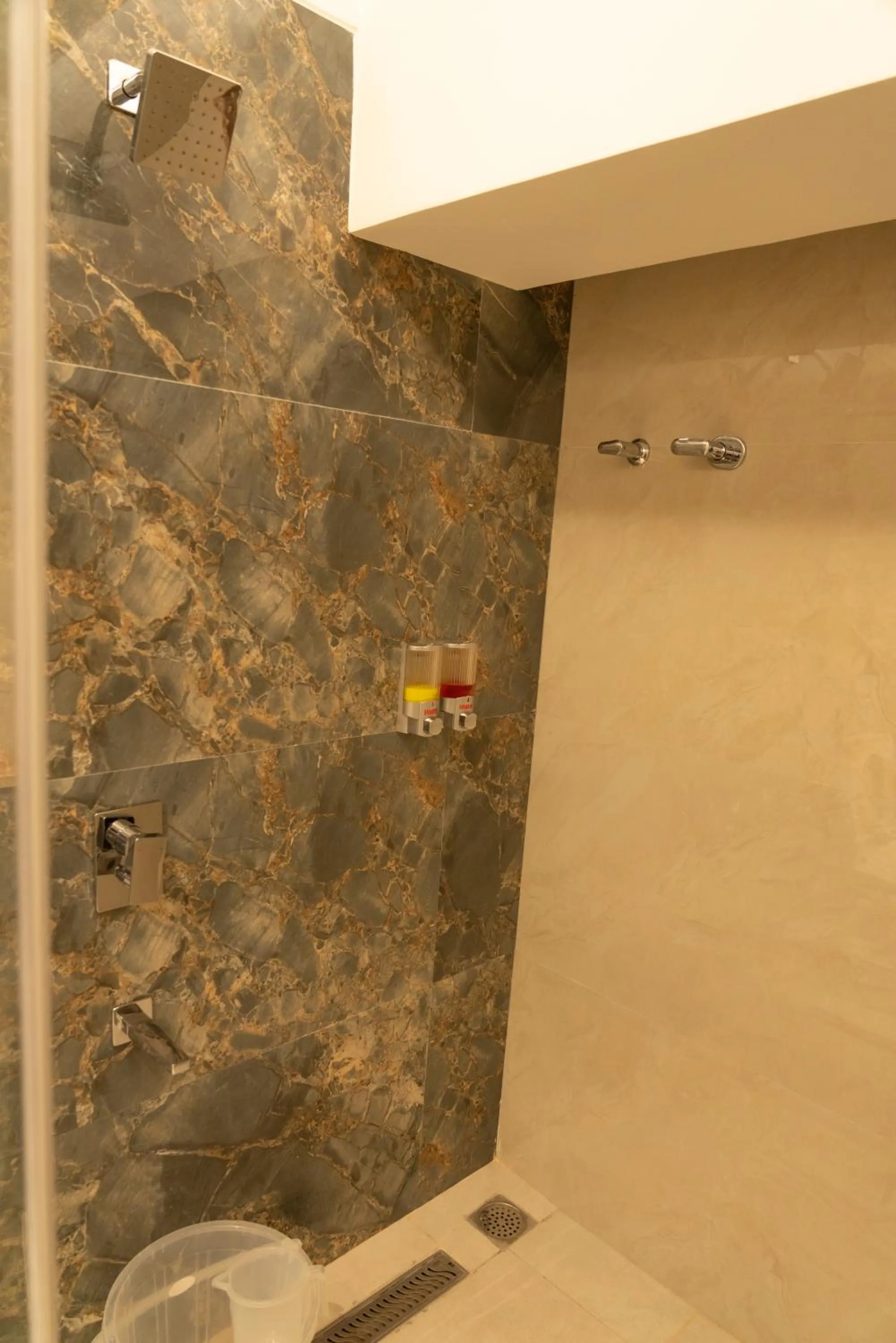 Shower in The Paradise Hotel - LUXURY STAY