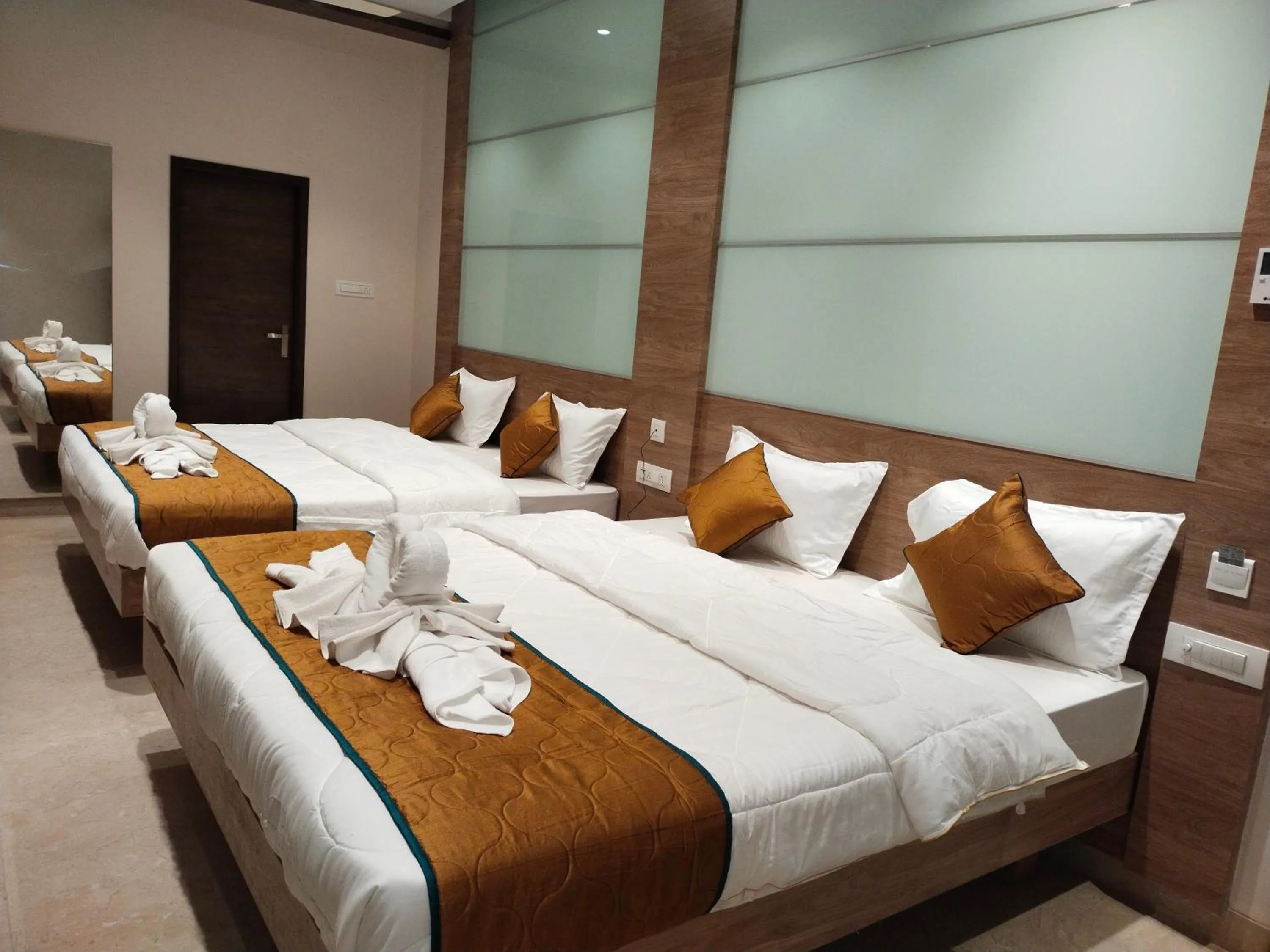 Bed in The Paradise Hotel - LUXURY STAY