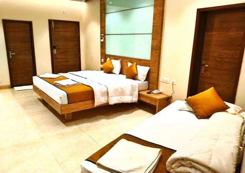 Bed in The Paradise Hotel - LUXURY STAY