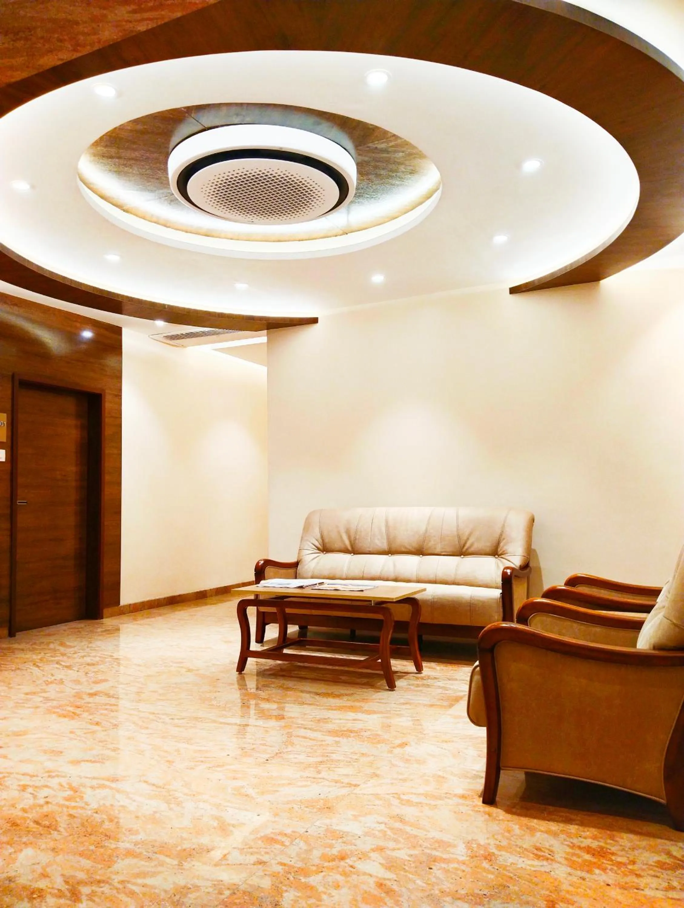 Communal lounge/ TV room in The Paradise Hotel - LUXURY STAY