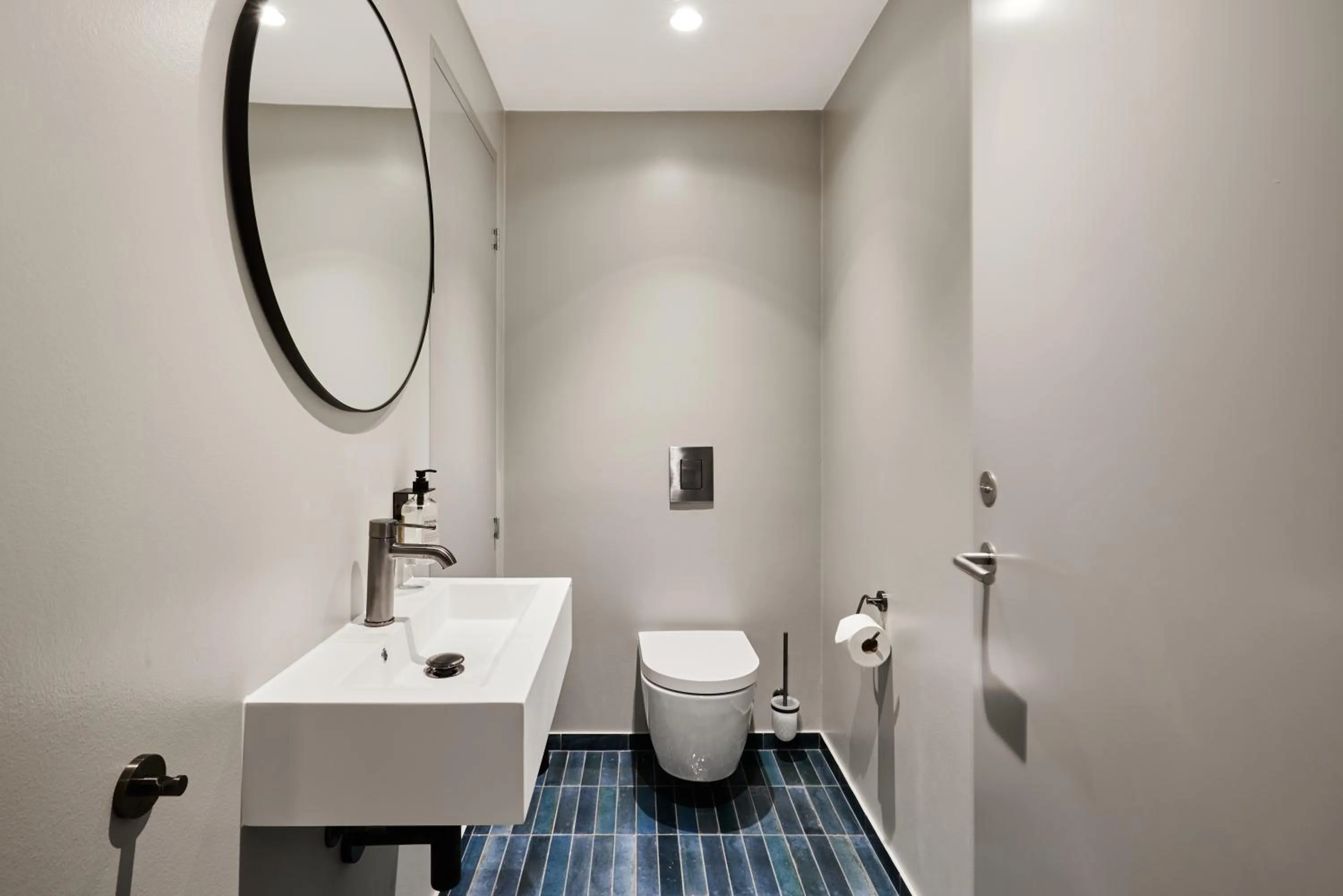 Toilet in Kirk Suites