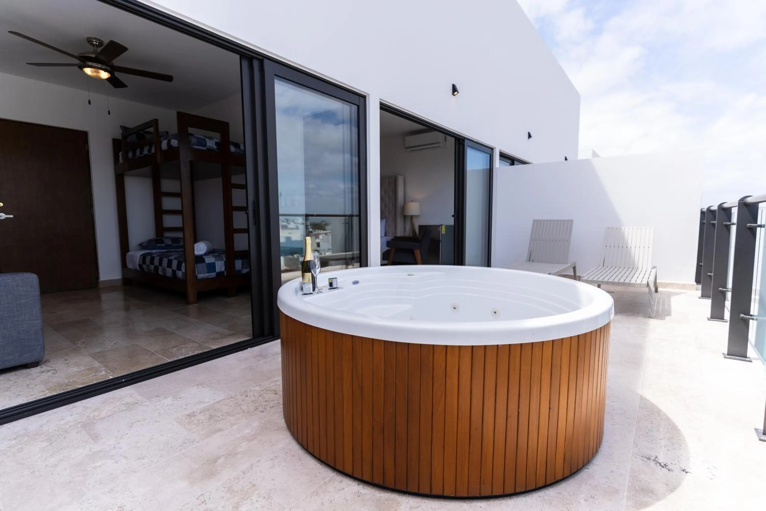 Hot Tub in New & Equipped Apartment Steps From The Beach With Pool Jacuzzi By Yeah