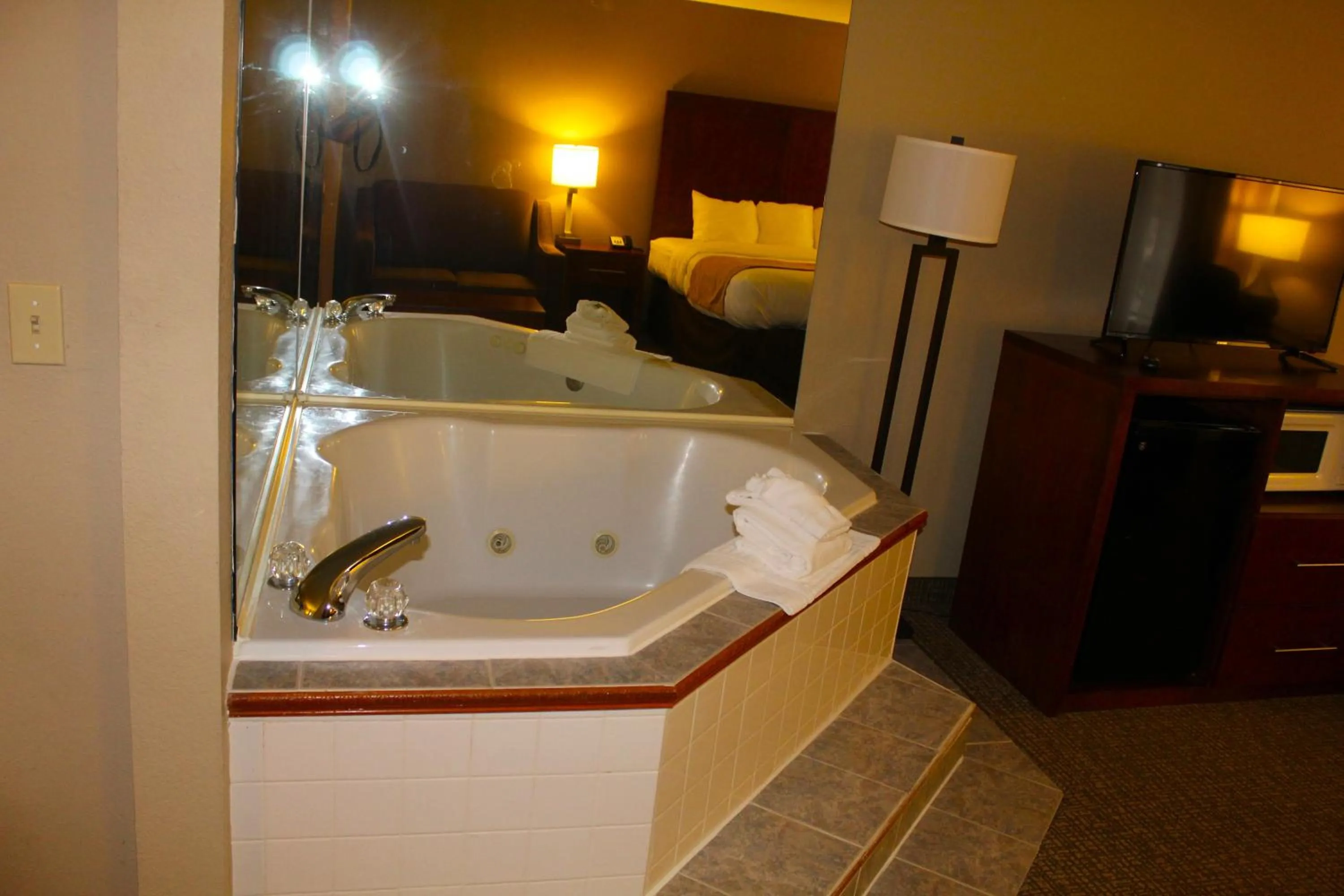 Bed in Bristol Arcadia Inn