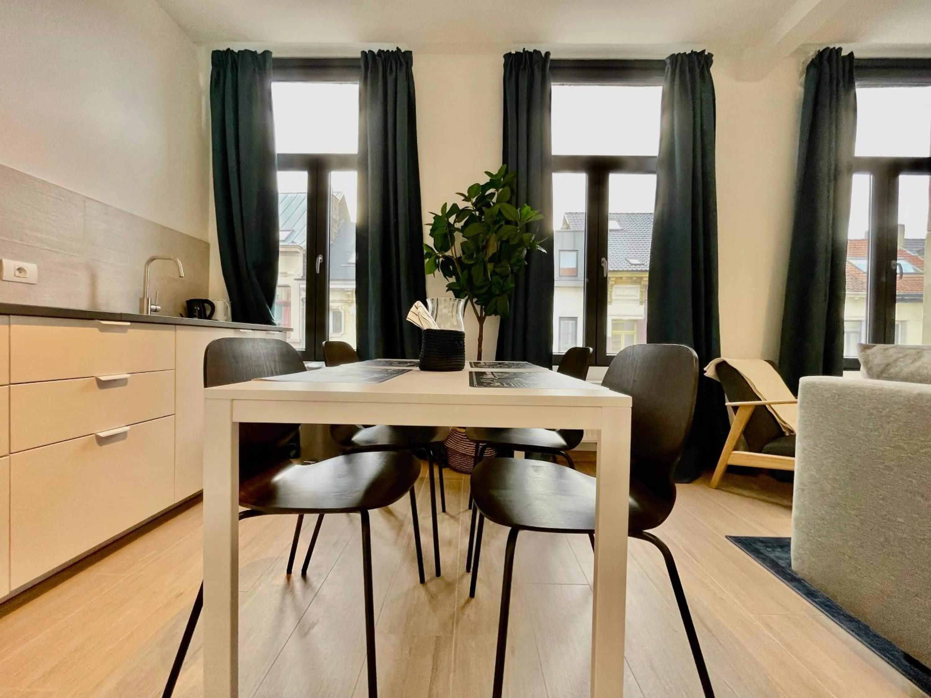 Dining area in OneLuxStay near Fashion District