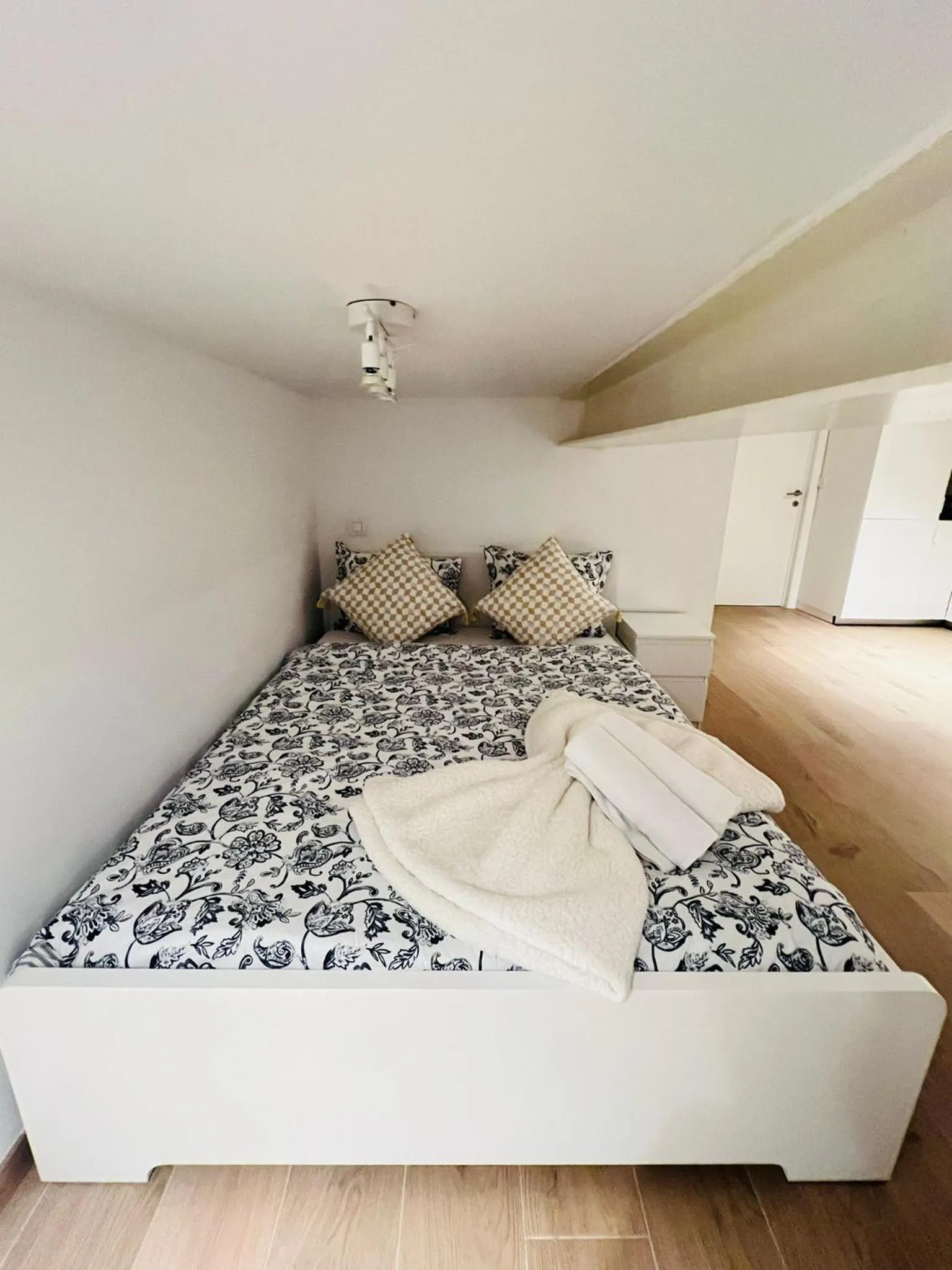 Bed in OneLuxStay near Fashion District