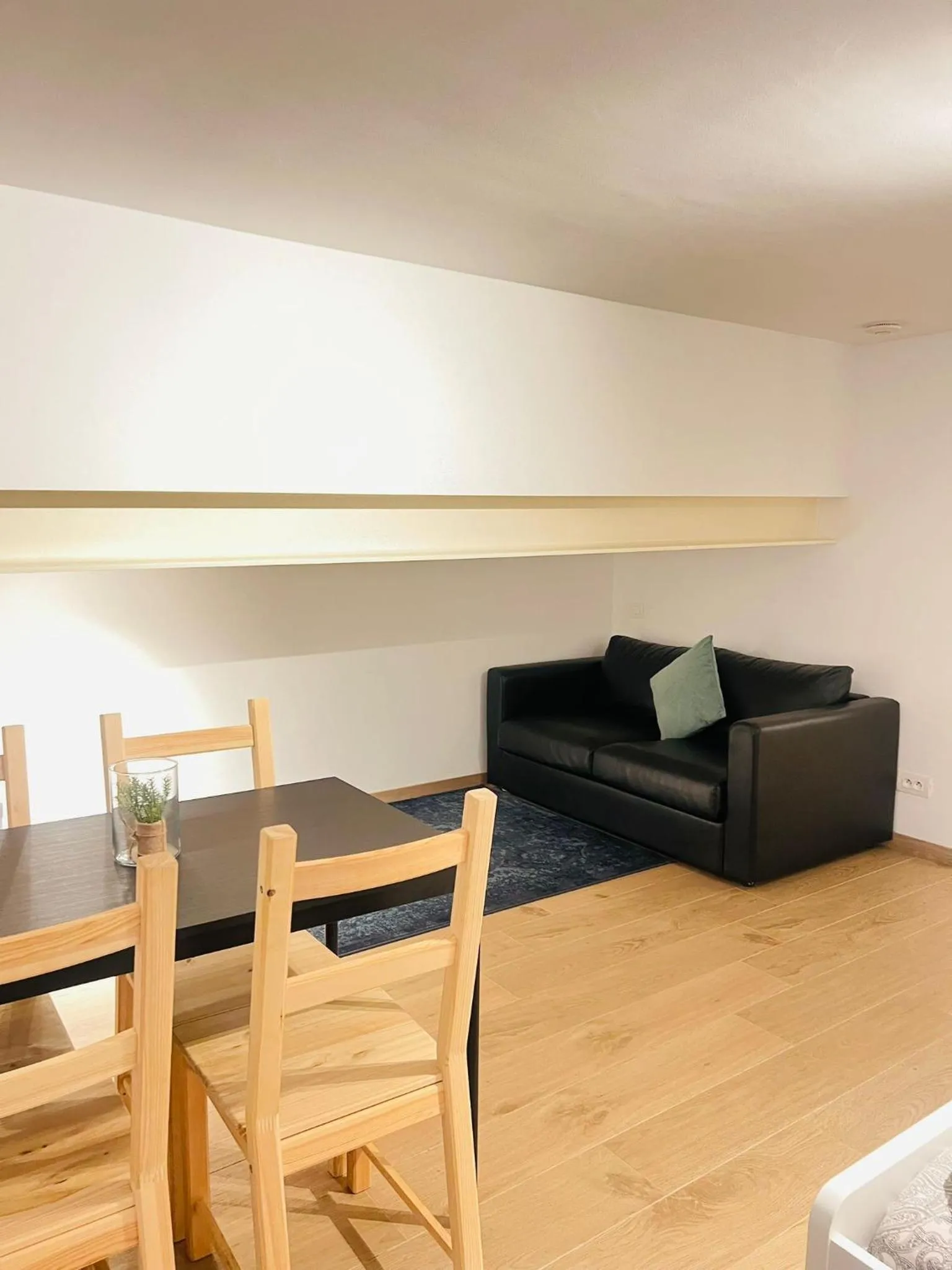 Seating area in OneLuxStay near Fashion District