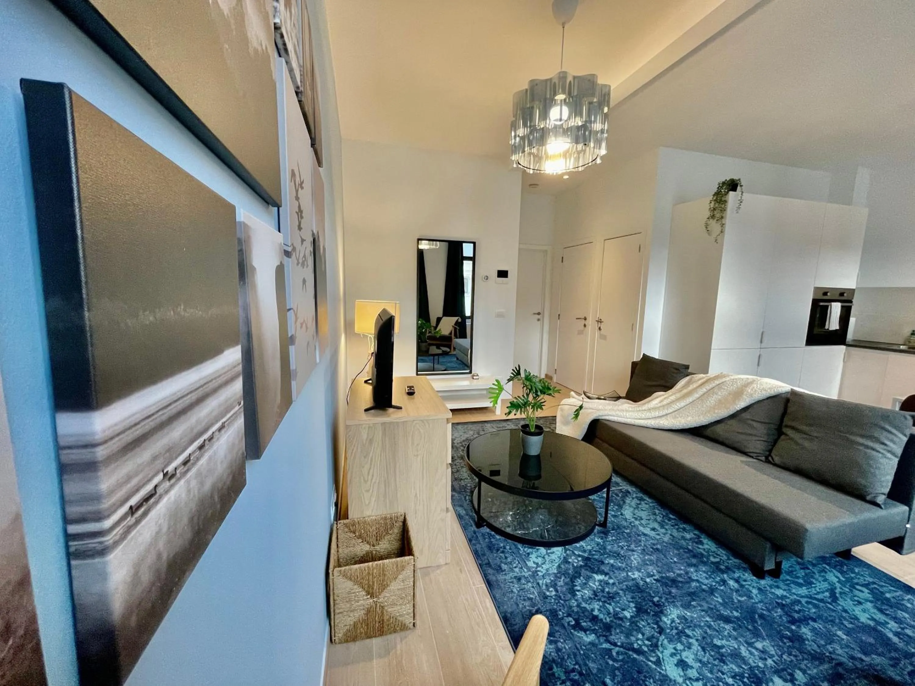 Living room in OneLuxStay near Fashion District