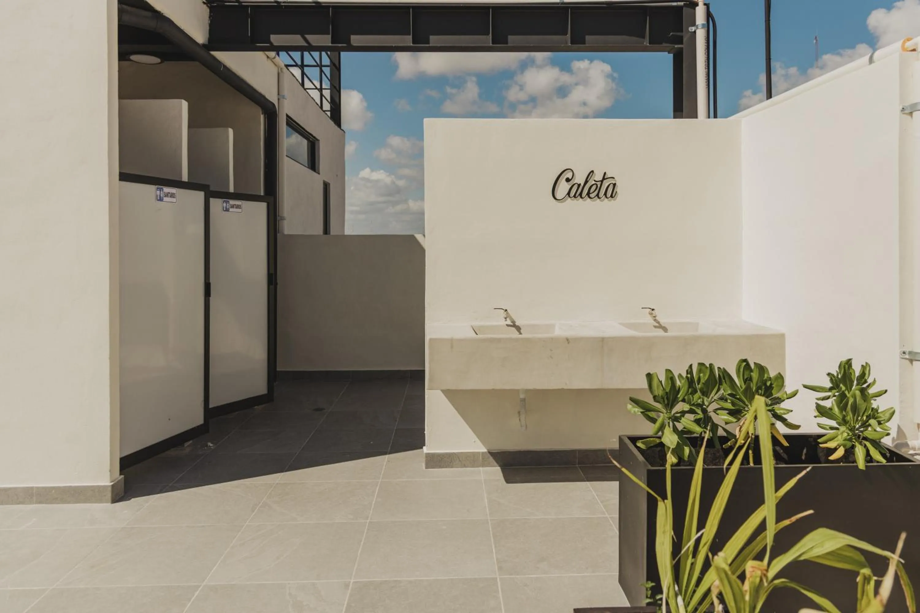 Public Bath in Caleta Hostel Rooftop & Pool