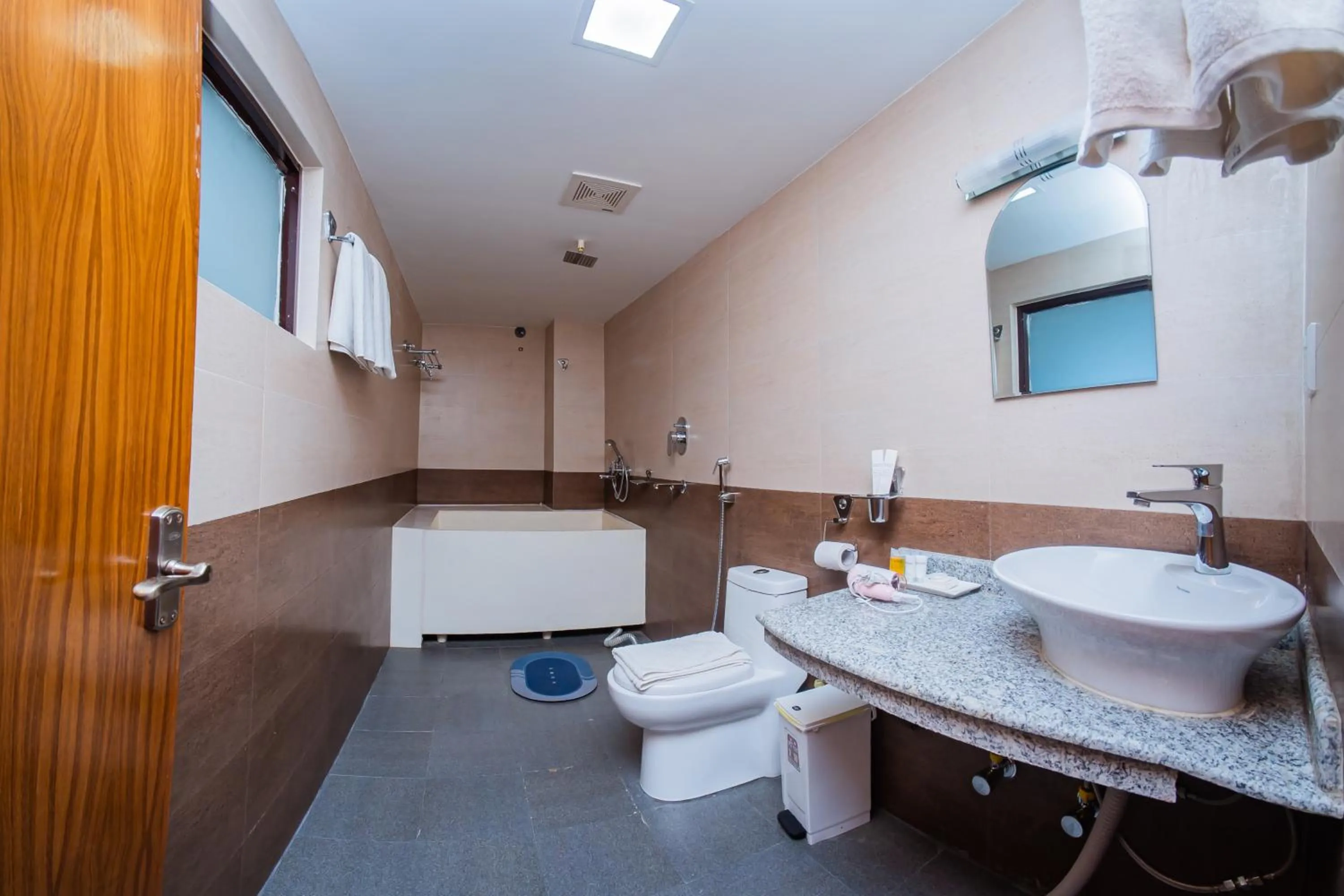 Hot Tub in Hotel Fewa Camp