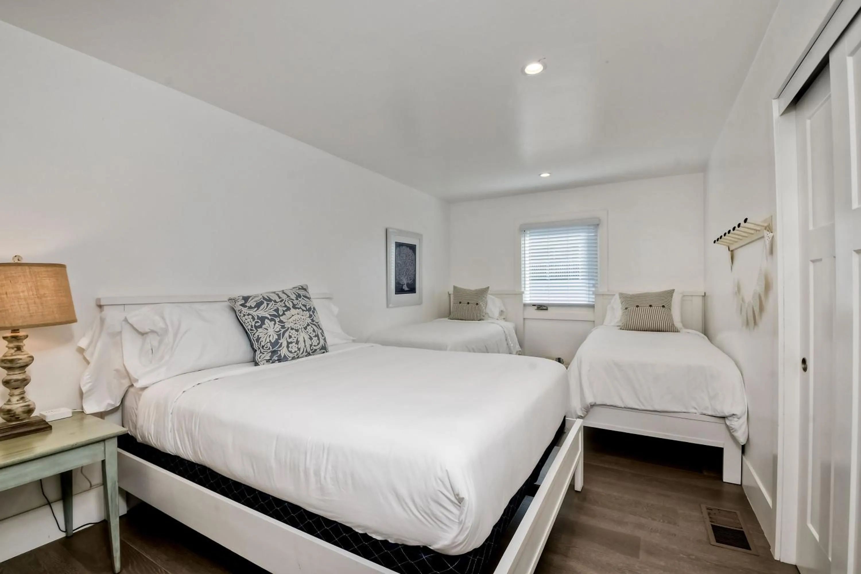 Bed in Luxury Ocean Views & Steps To The Sand - Tower 36 Lower Condo Unit