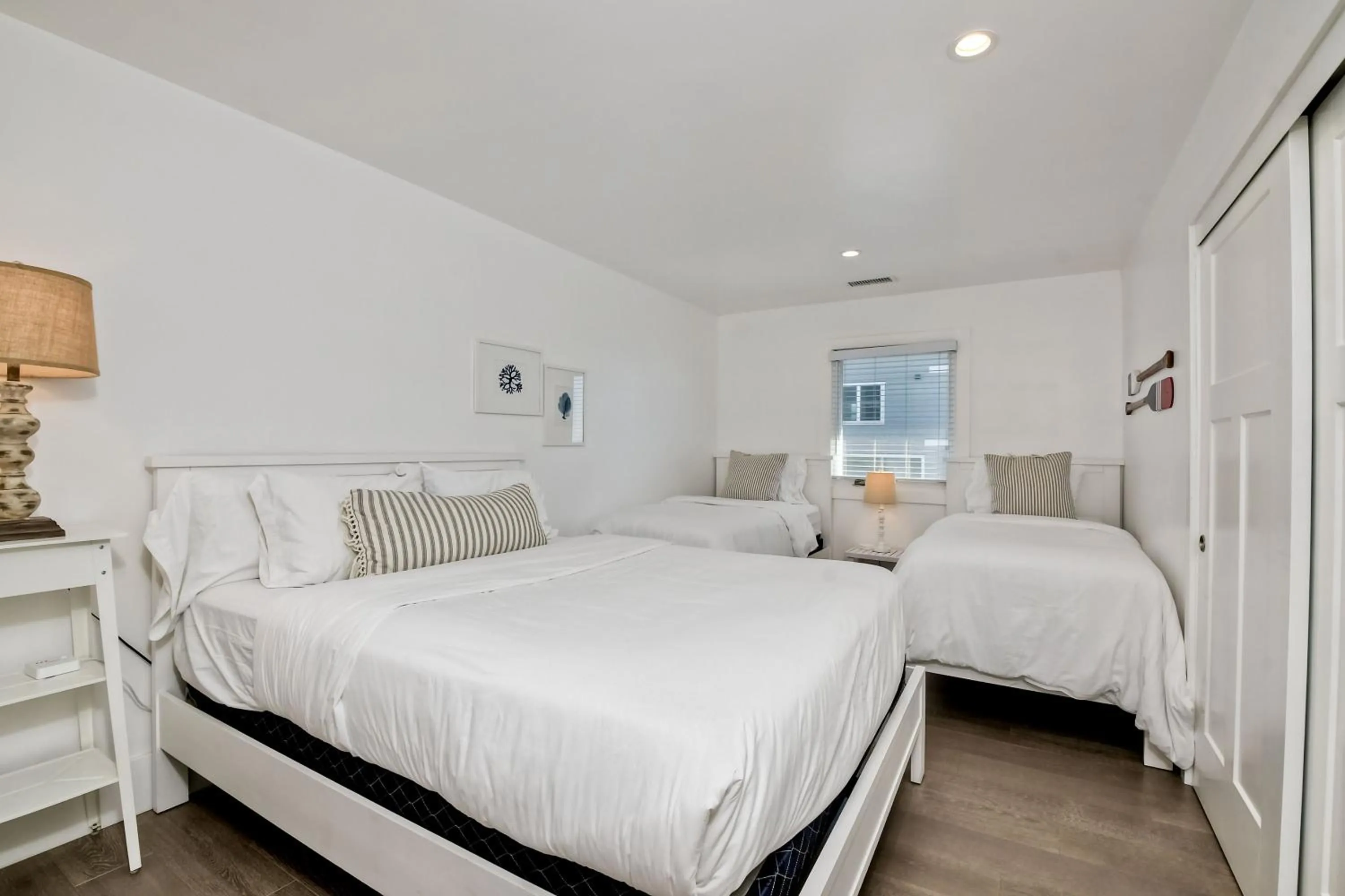 Bed in Luxury Ocean Views & Steps To The Sand - Tower 36 Lower Condo Unit