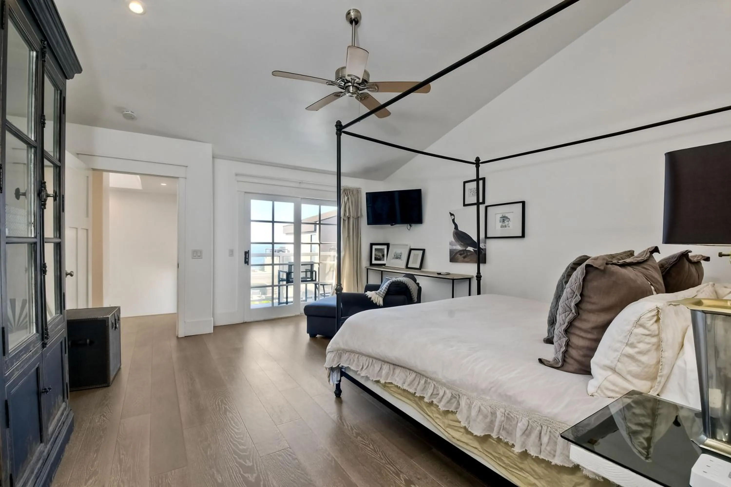 Bed in Luxury Ocean Views & Steps To The Sand - Tower 36 Lower Condo Unit
