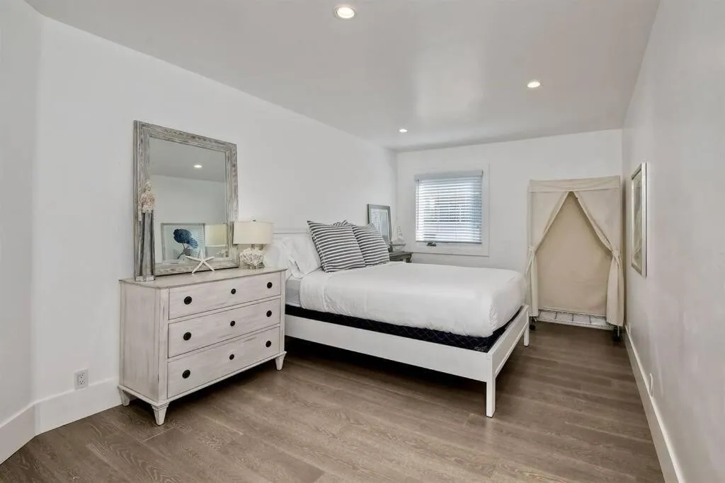 Bed in Luxury Ocean Views & Steps To The Sand - Tower 36 Upper Condo Unit