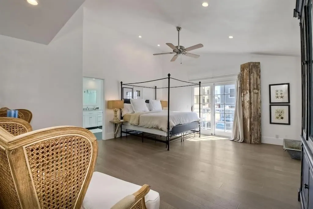 Bed in Luxury Ocean Views & Steps To The Sand - Tower 36 Upper Condo Unit