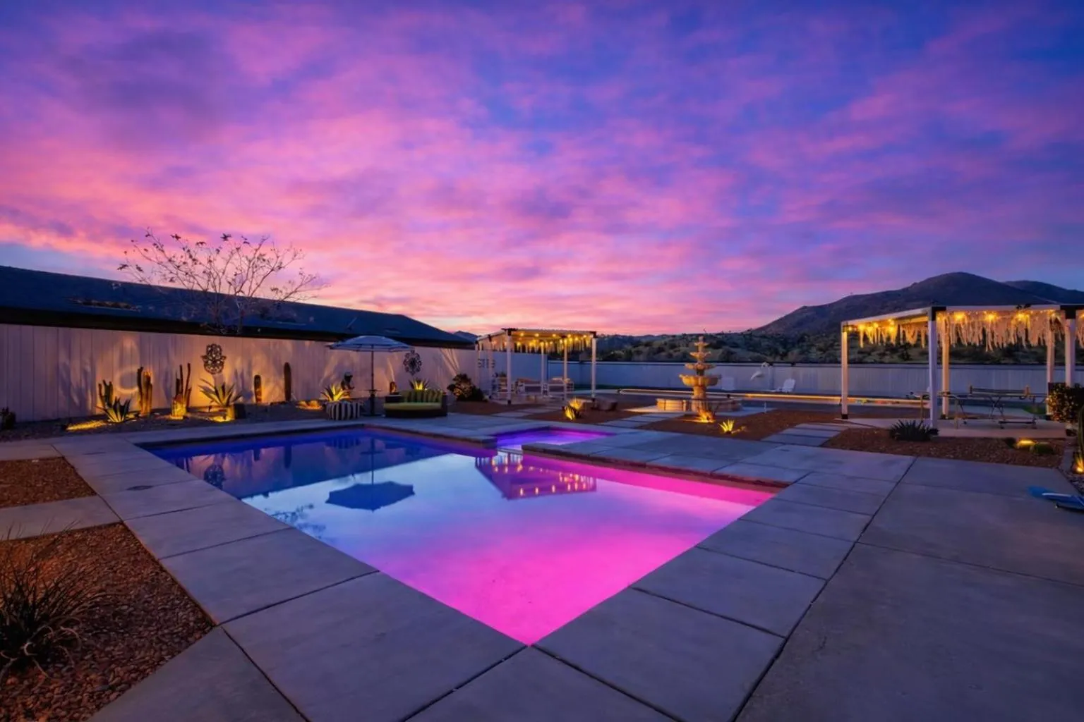HUGE House in Joshua Tree/Yucca Valley with Pool & Hot Tub