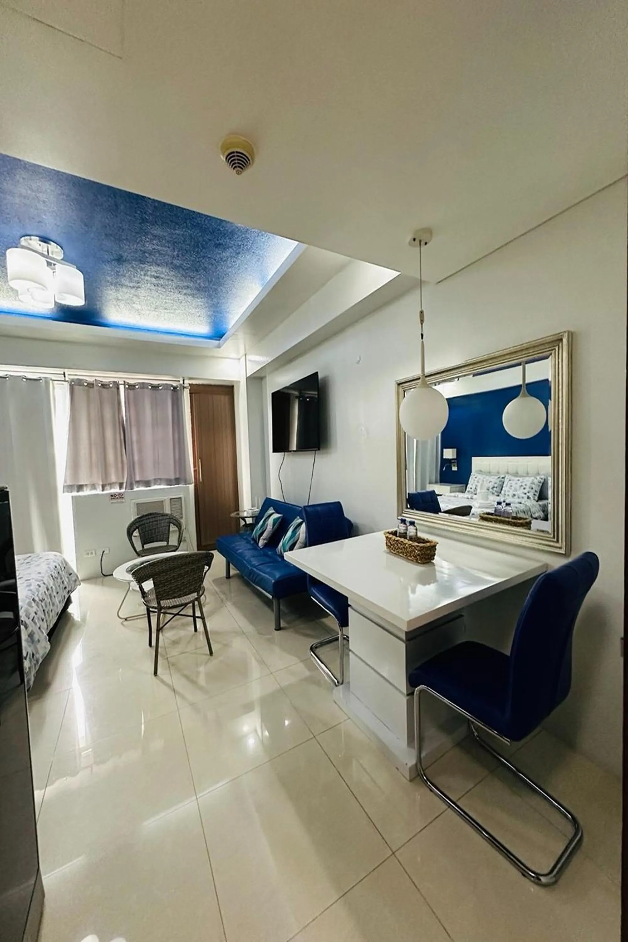 Bed in Del's Condotel across NAIA Terminal 3