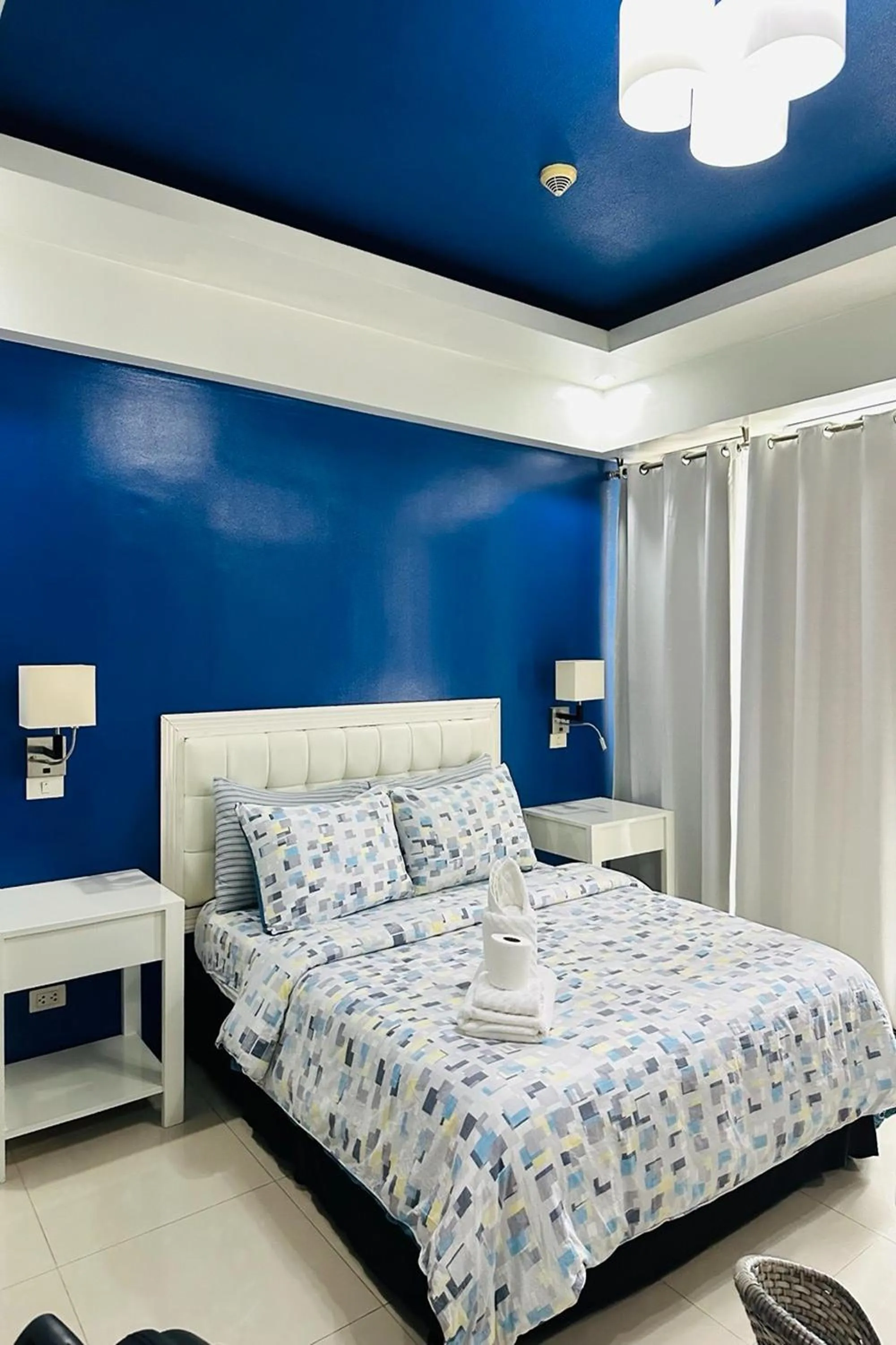 Bed in Del's Condotel across NAIA Terminal 3