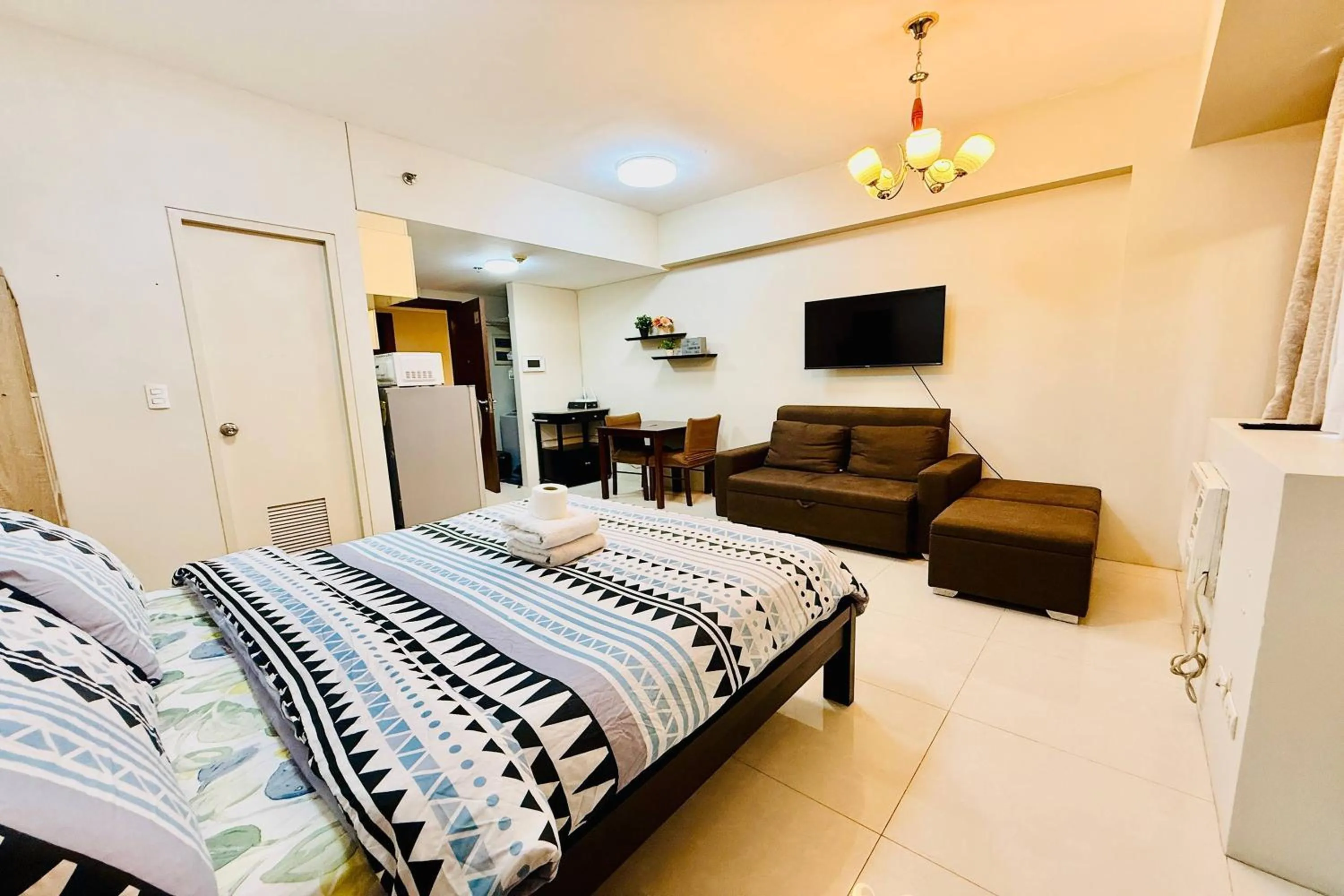 Bed in Del's Condotel across NAIA Terminal 3