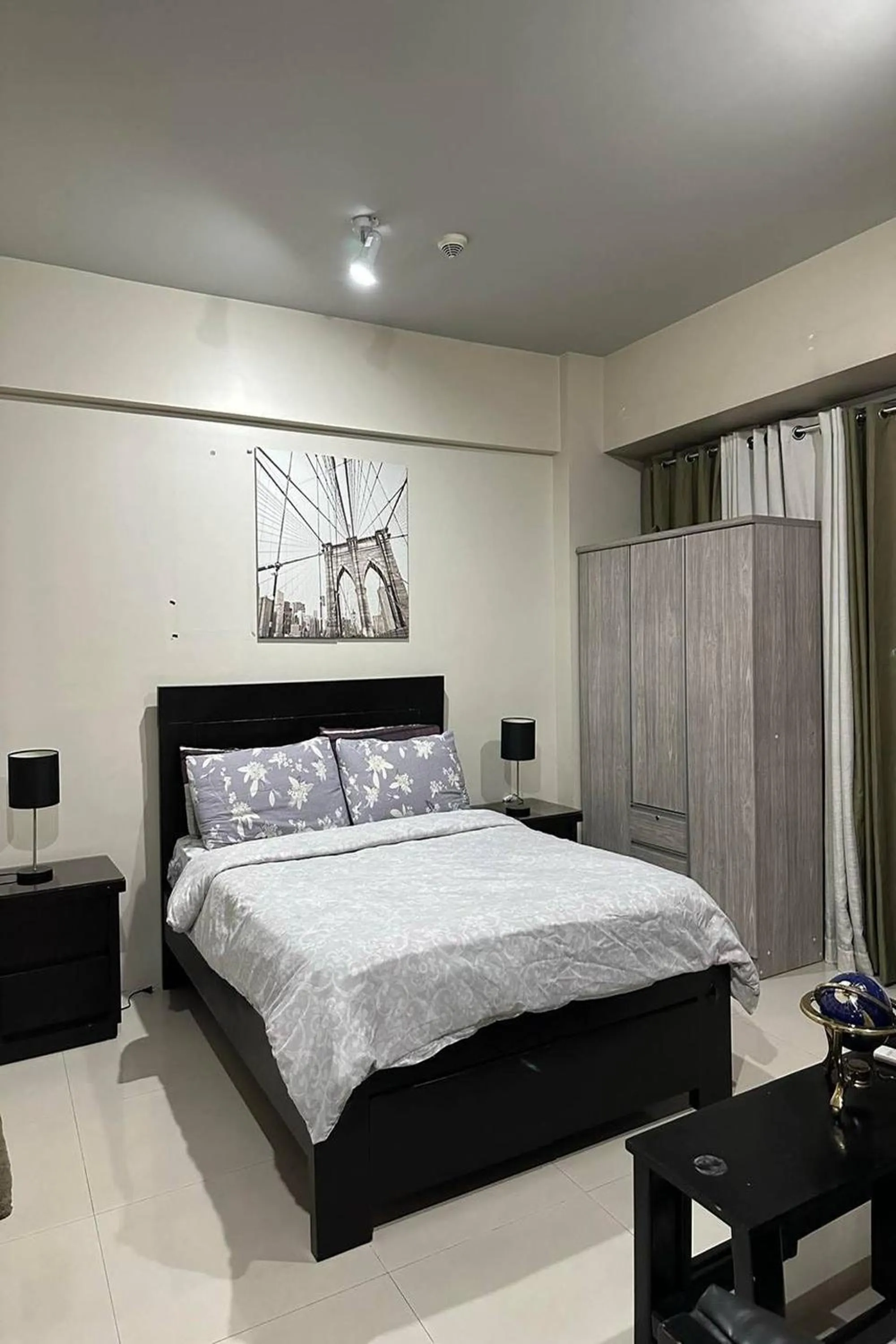 Bed in Del's Condotel across NAIA Terminal 3