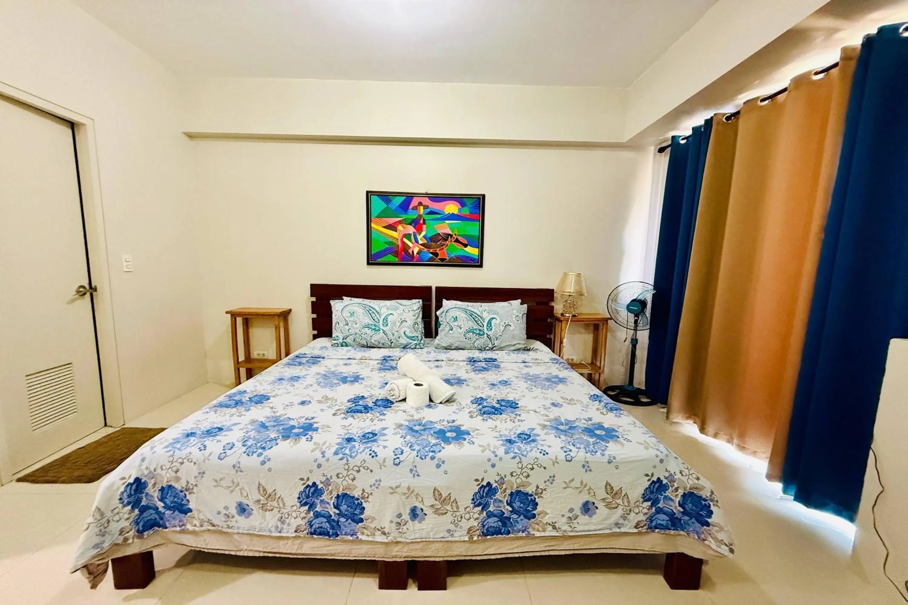 Bed in Del's Condotel across NAIA Terminal 3