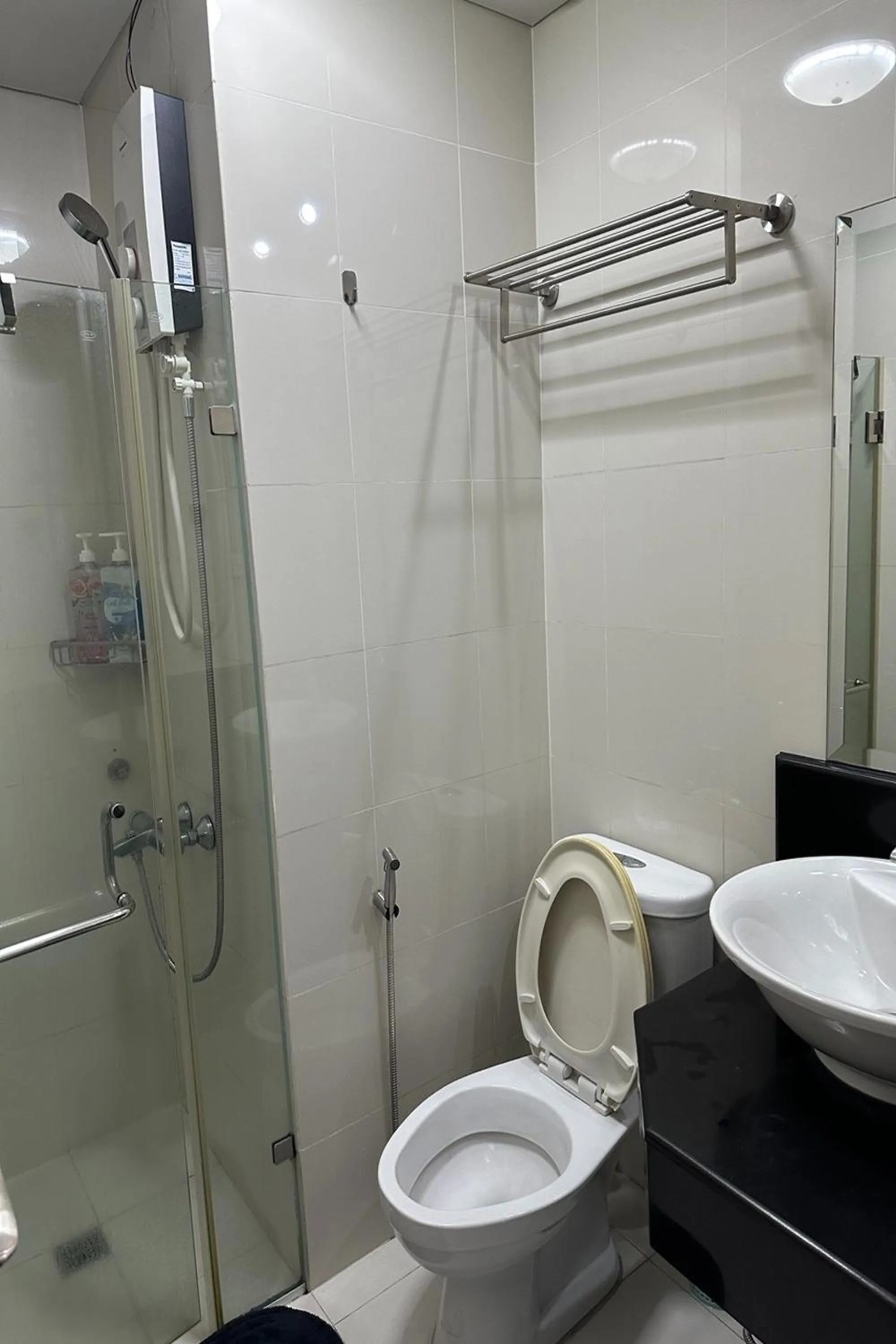 Bathroom in Del's Condotel across NAIA Terminal 3