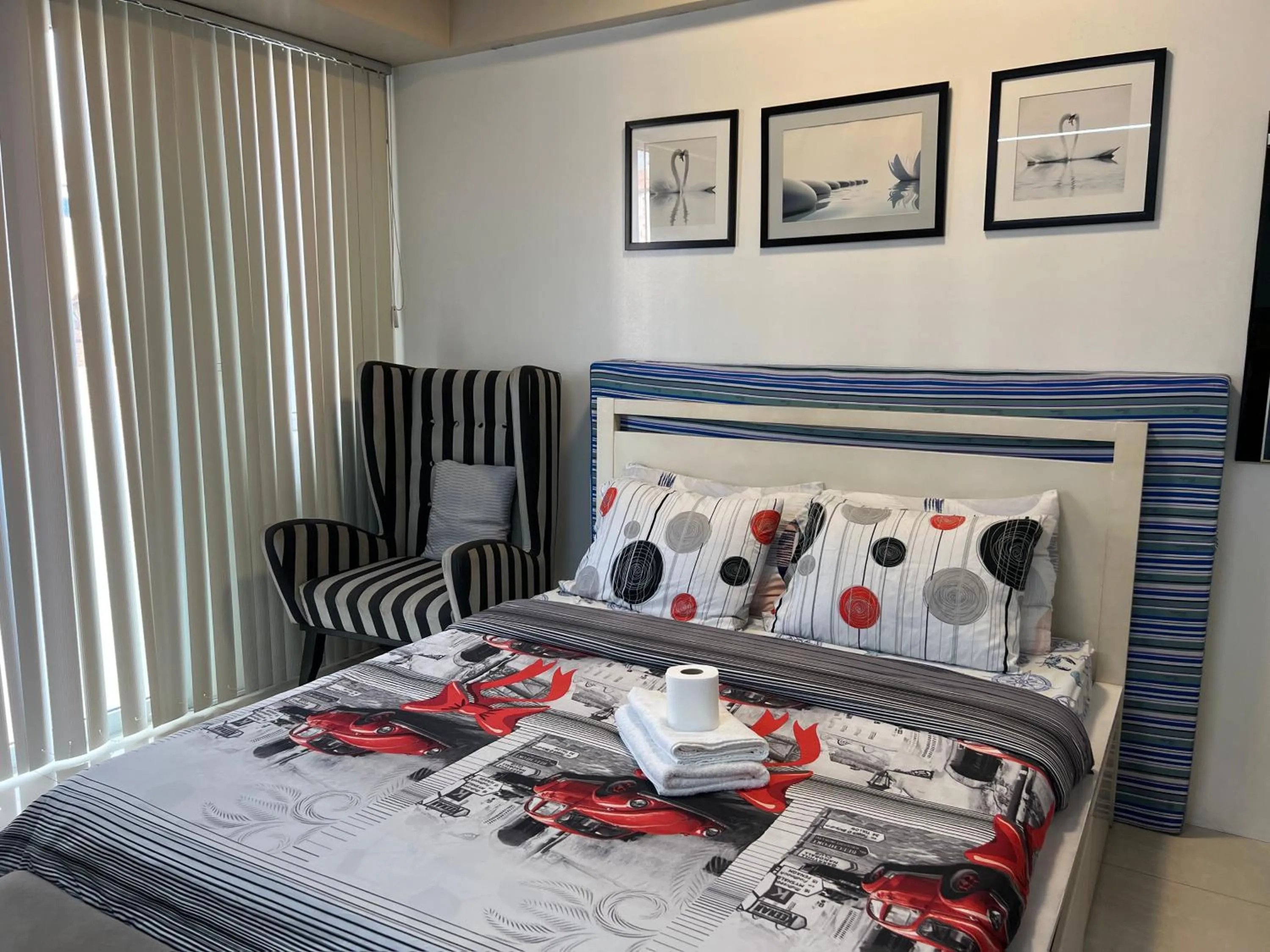 Bed in Del's Condotel across NAIA Terminal 3