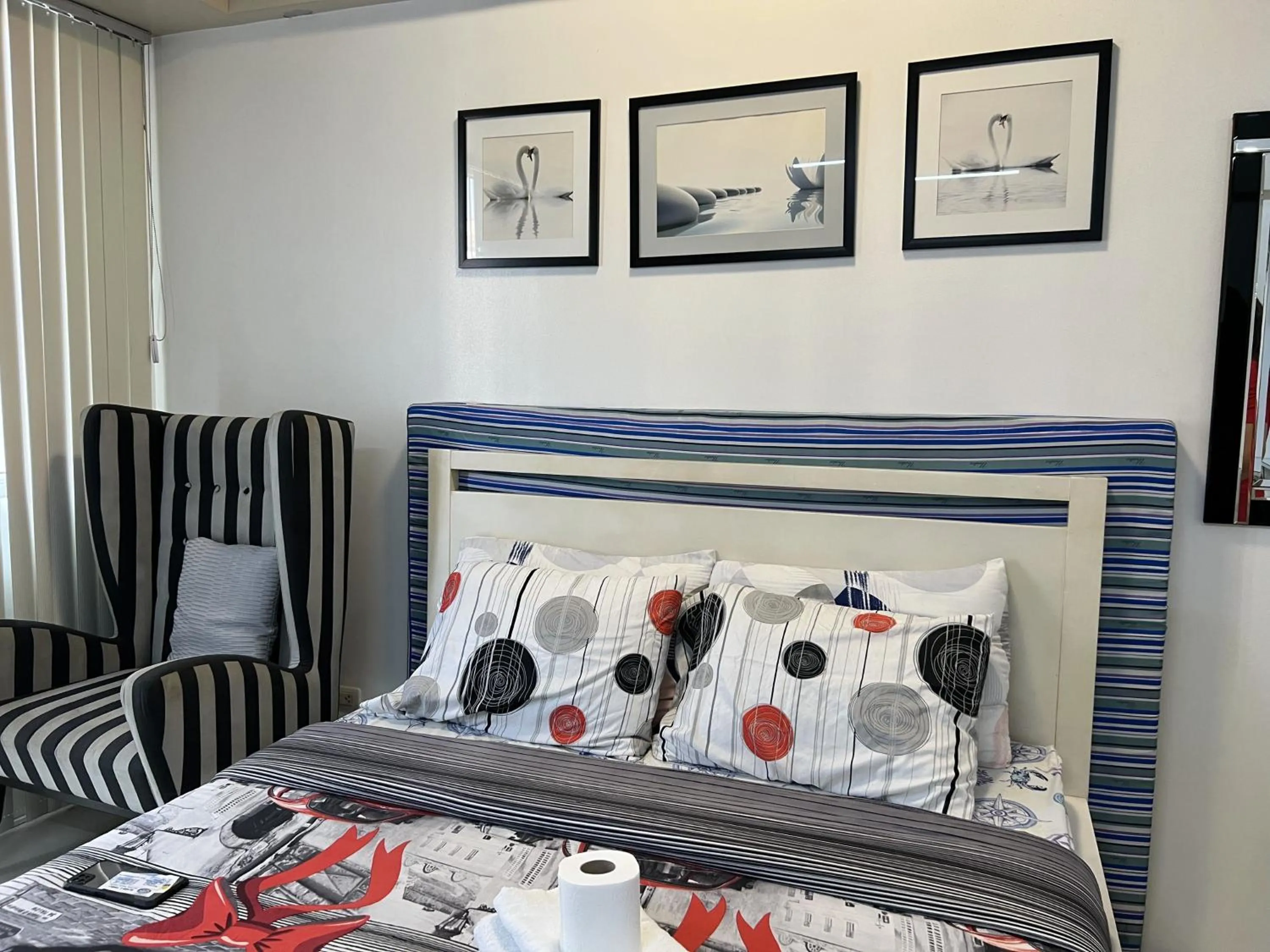 Bed in Del's Condotel across NAIA Terminal 3