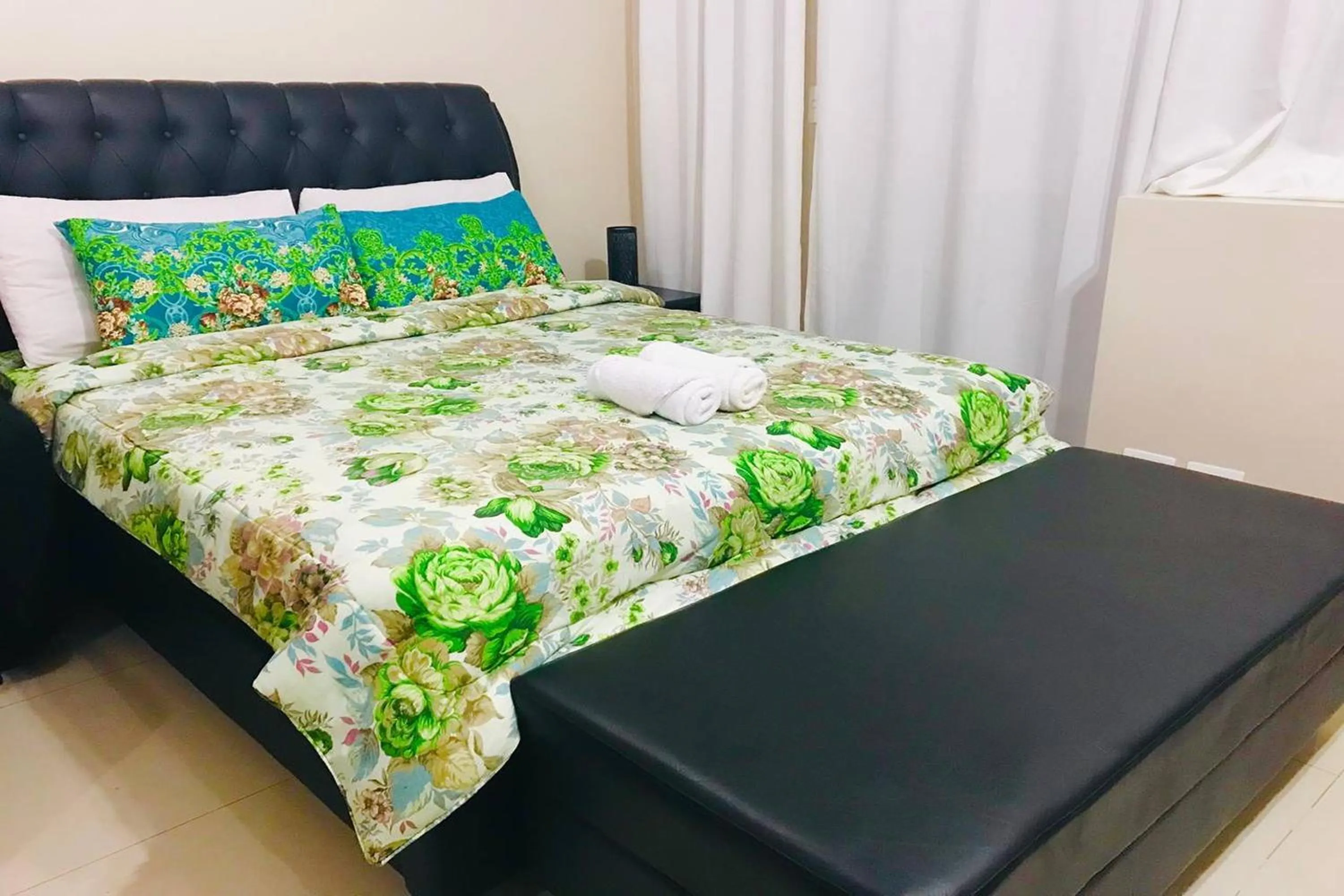 Bed in Del's Condotel across NAIA Terminal 3