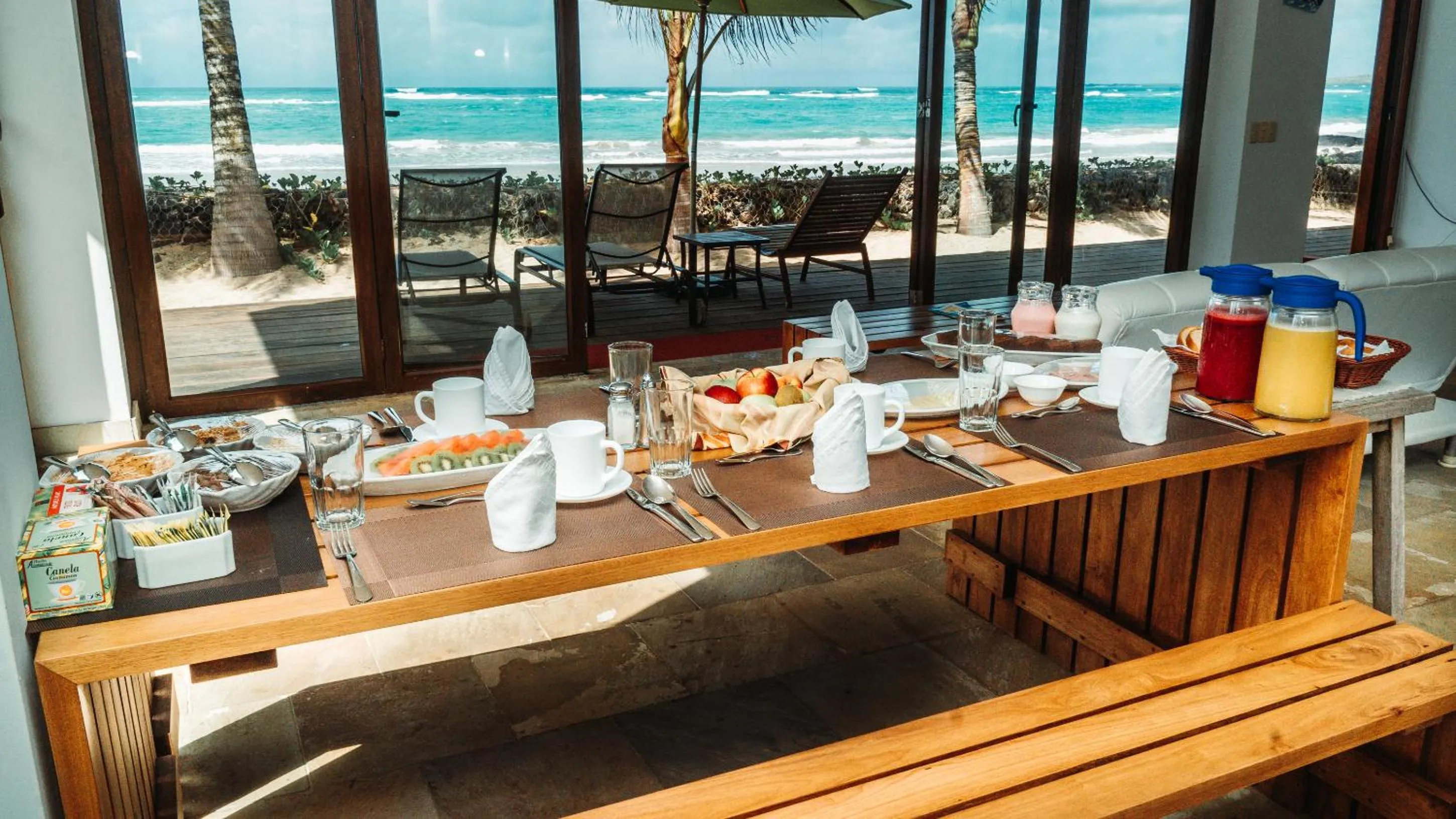 Restaurant/places to eat in Mi Playa Galapagos Beachfront Apartments