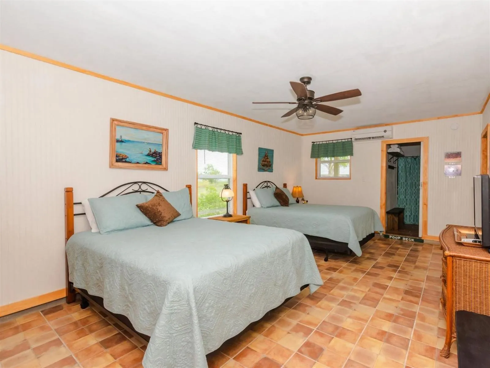 Property building, Bed in Captain Daves