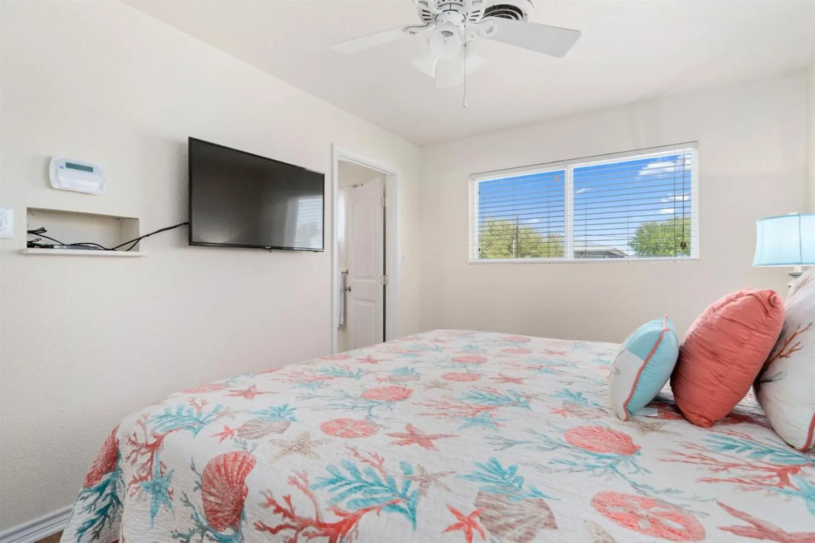 Property building, Bed in Catch & Play on Estes Bay