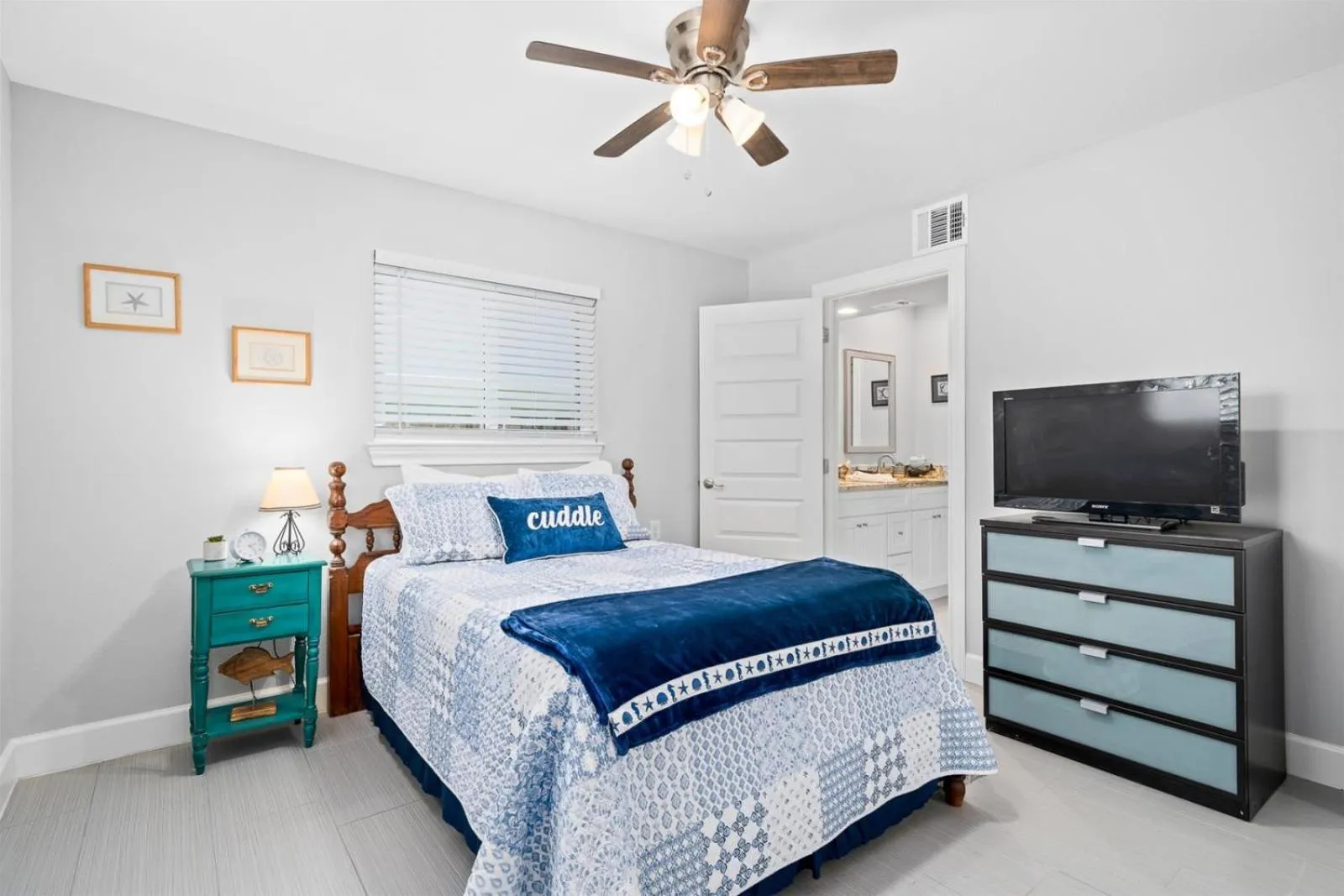 Property building, Bed in Edgewater Escape