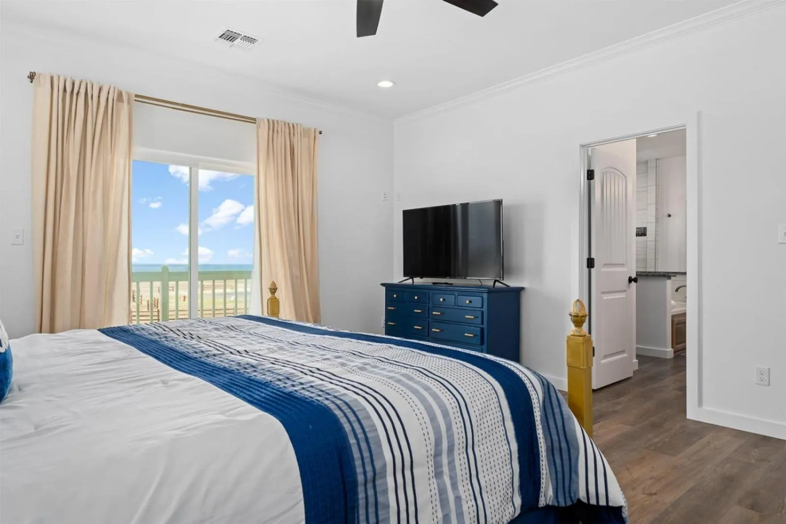 Property building, Bed in Lucky13