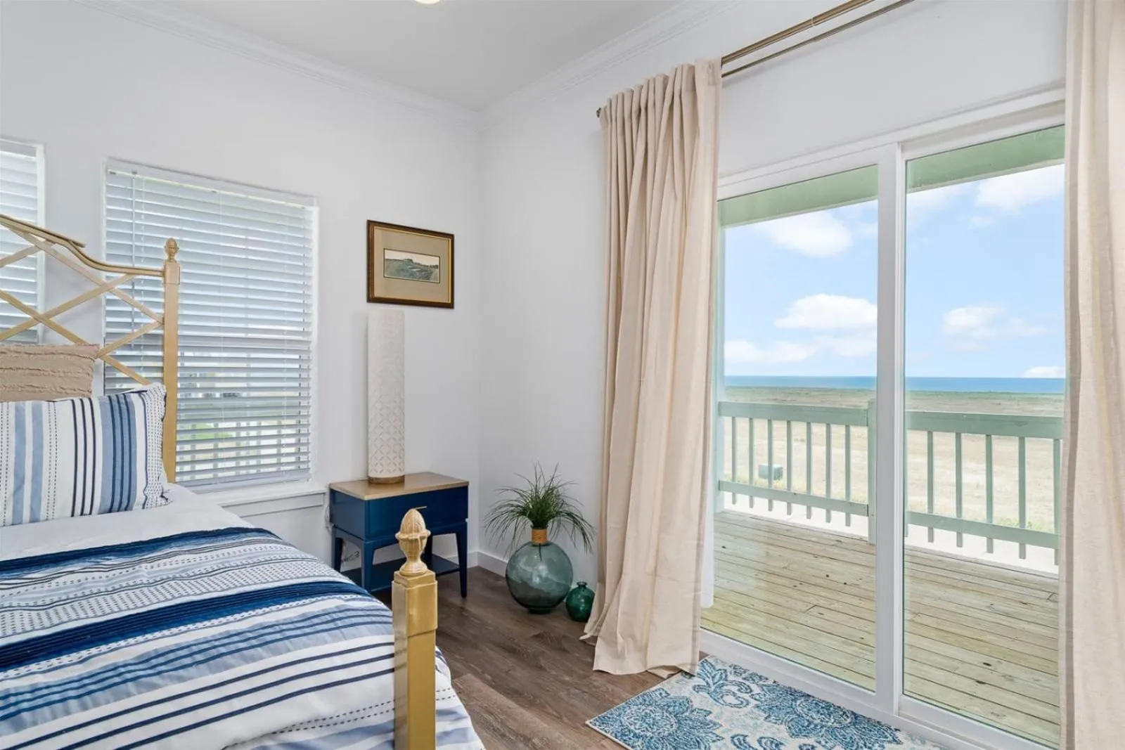 Property building, Bed in Lucky13