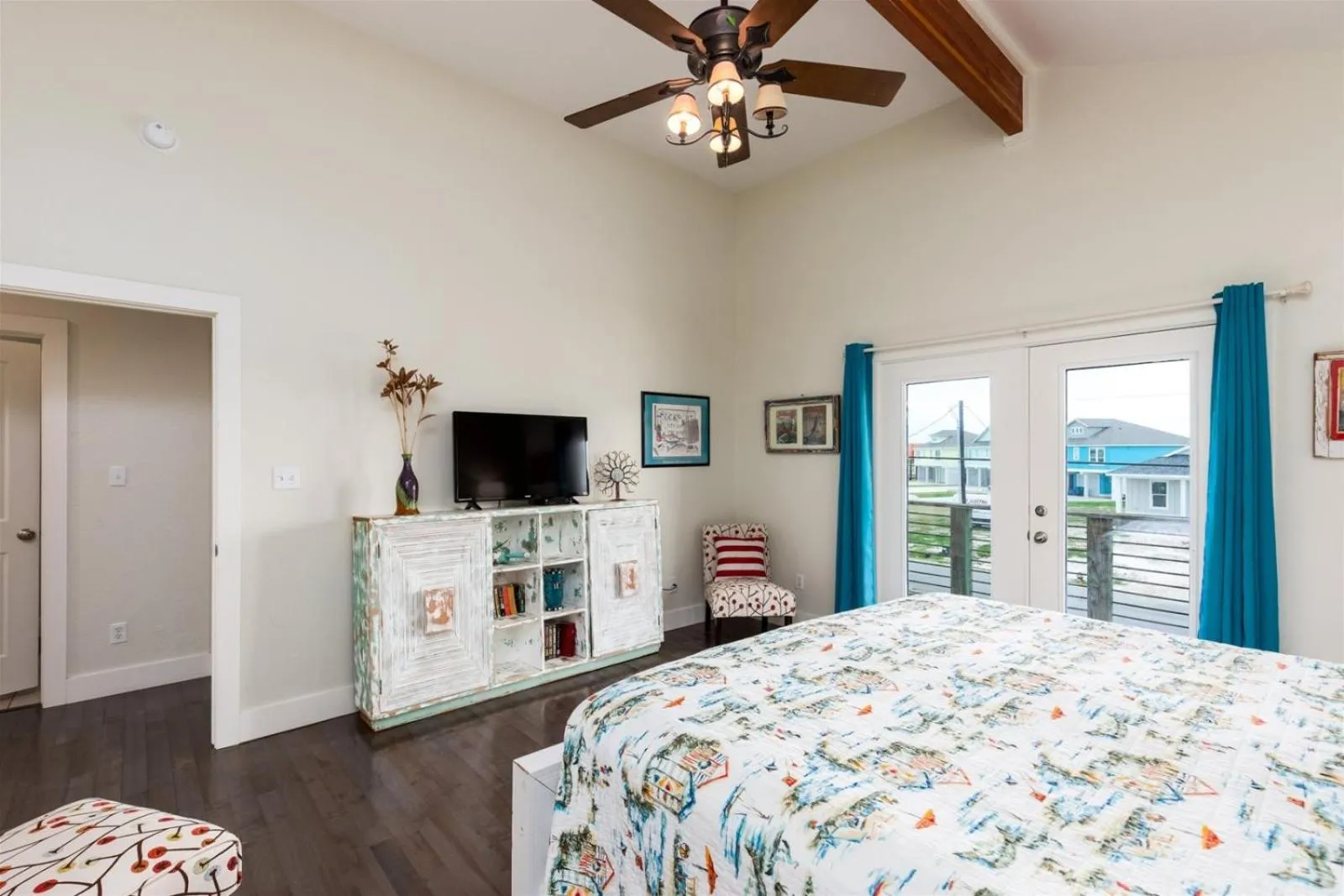 Property building, Bed in The Cats Meow