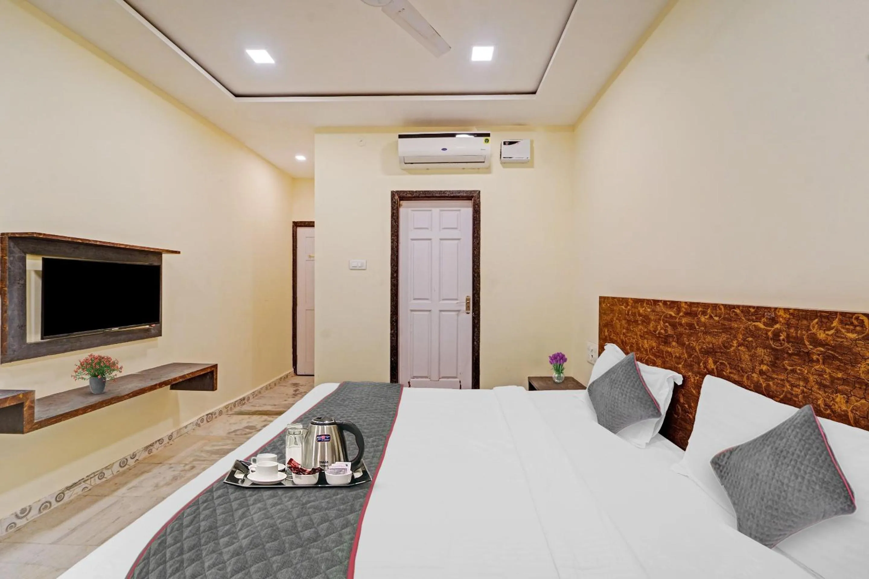 Bedroom, Bed in Collection O by OYO Yash Inn