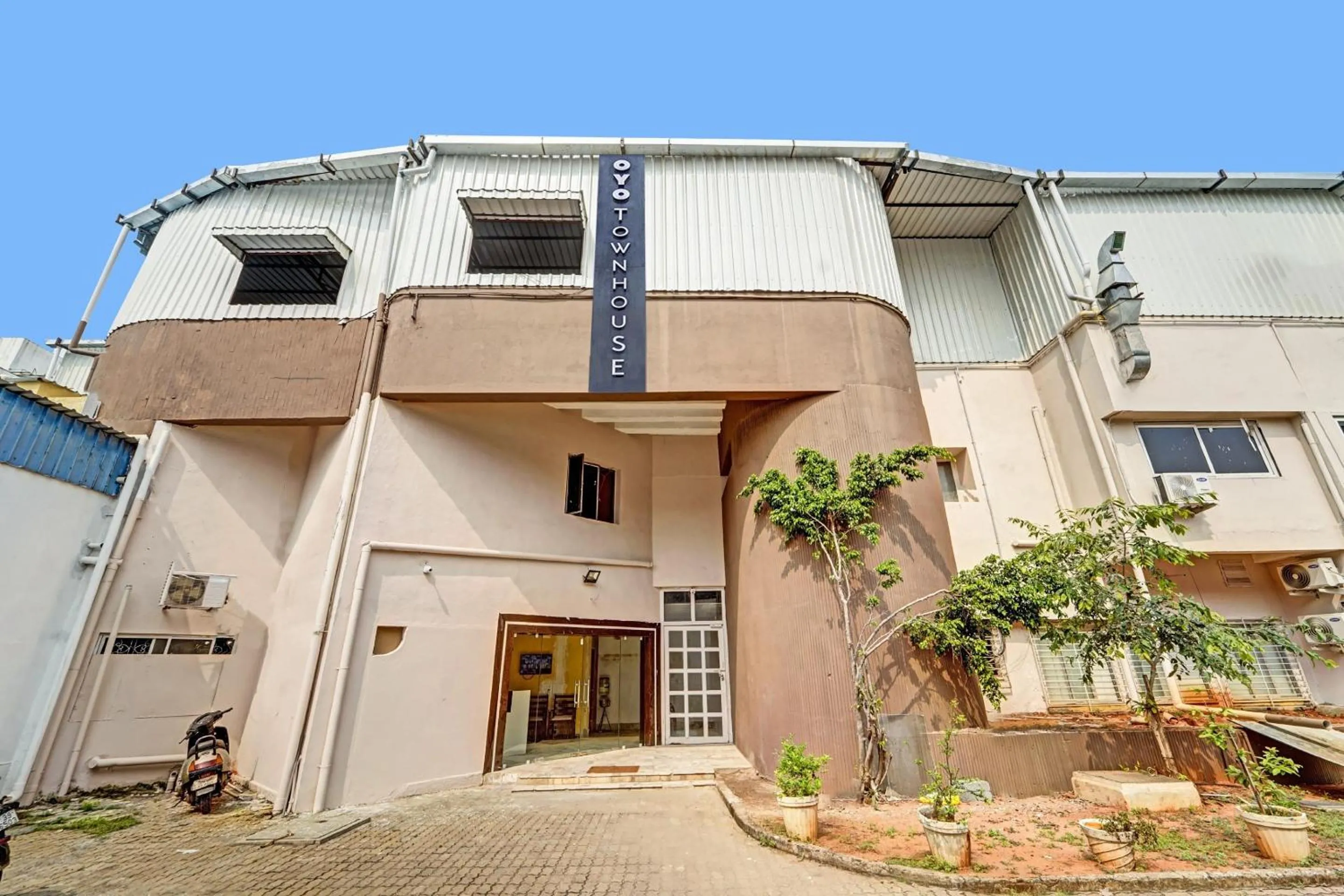 Facade/entrance in Collection O Yash Inn