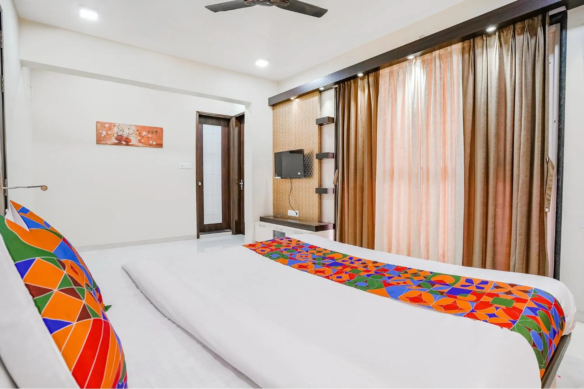 Communal lounge/ TV room, Bed in FabHotel Rudra Residency - Nr Medicover hospital