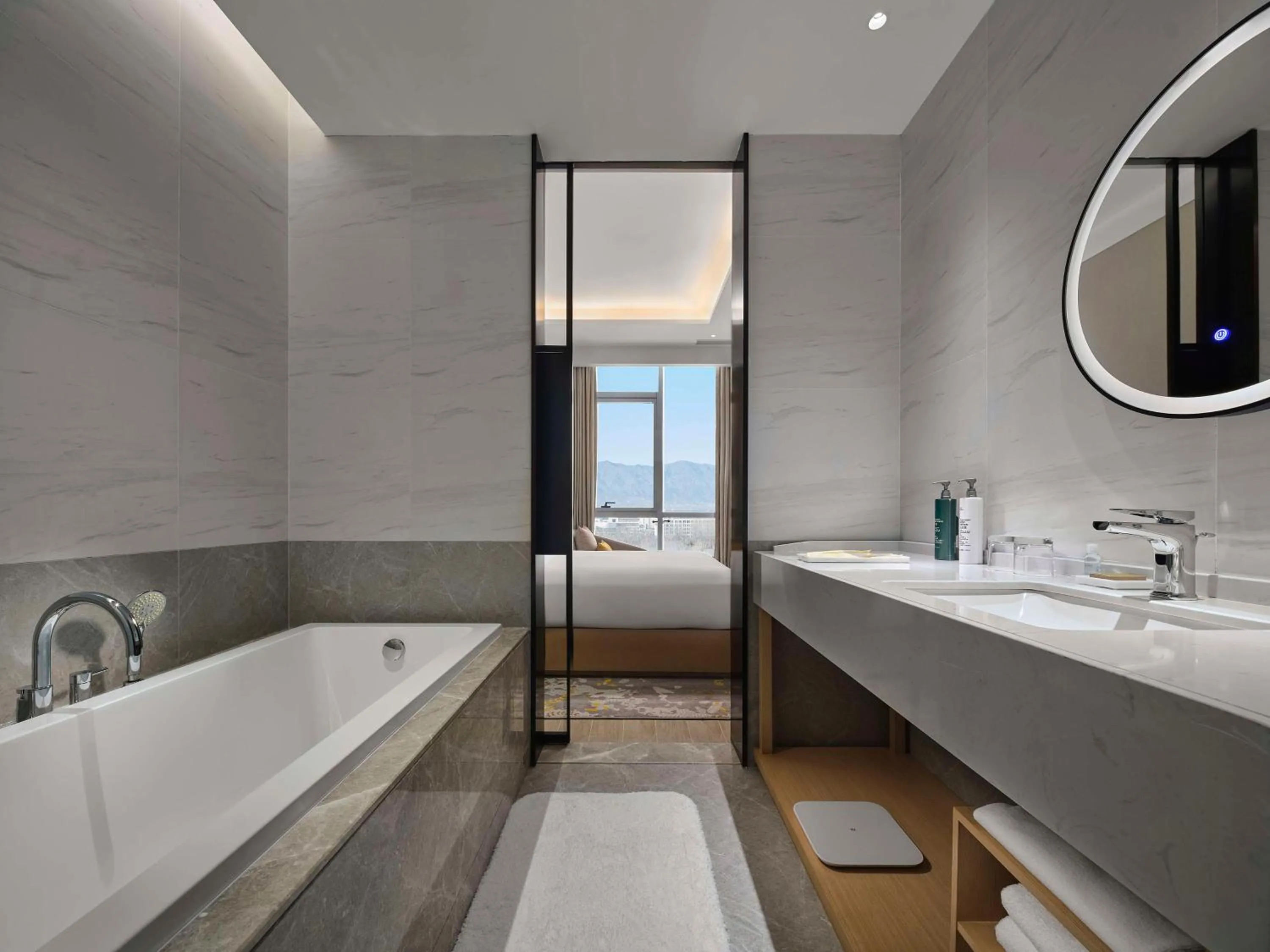 Bathroom, Bed in Hilton Garden Inn Beijing Haidian Daoxiang Lake