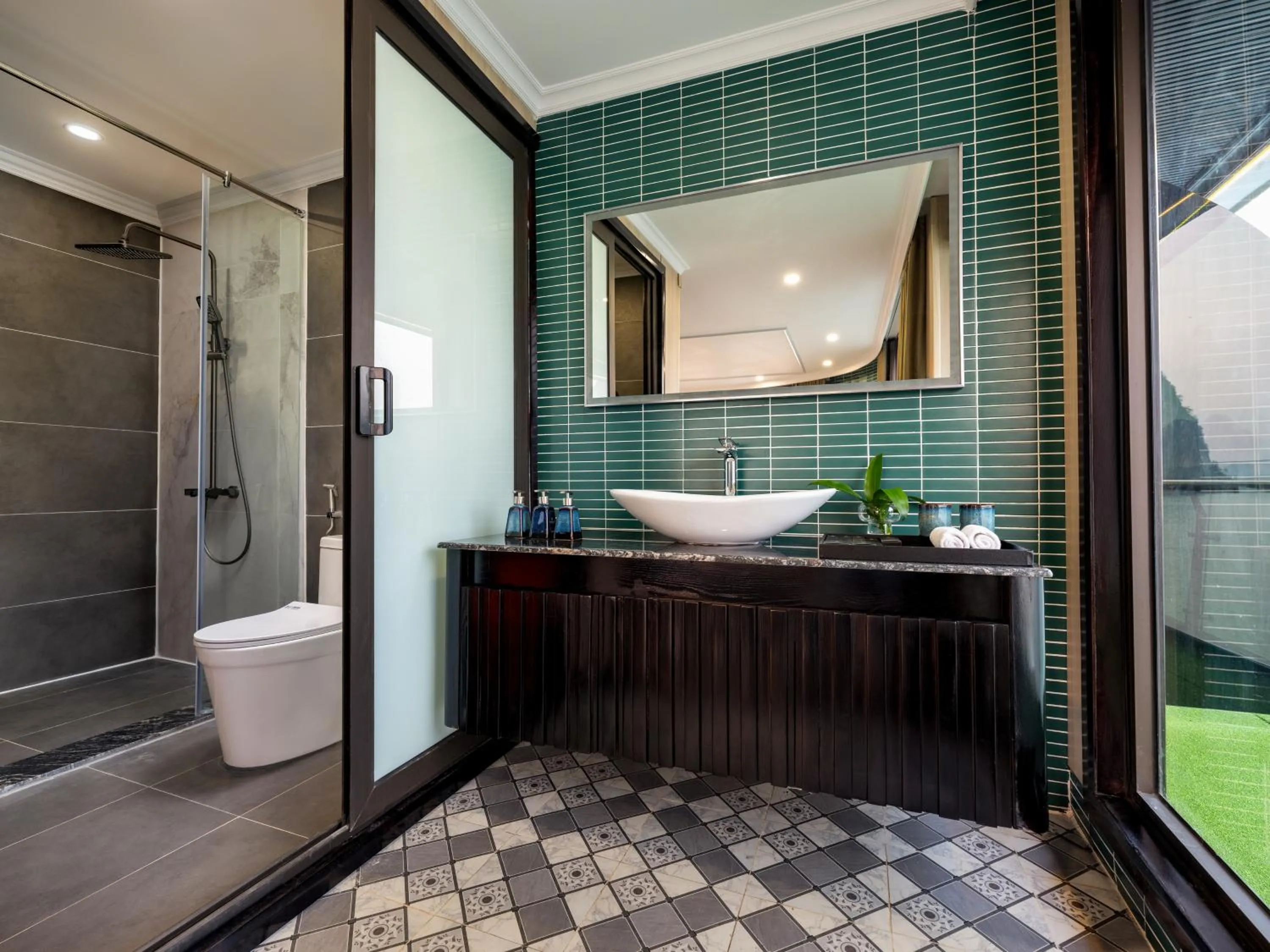 Shower in M'Gloria Cruise by HAG