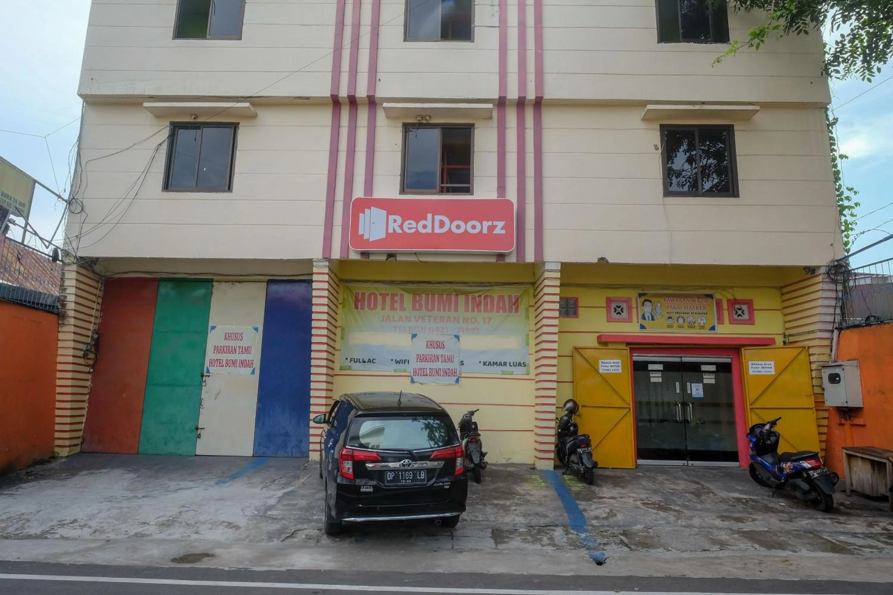 Property Building in RedDoorz near Pelabuhan Nusantara Parepare