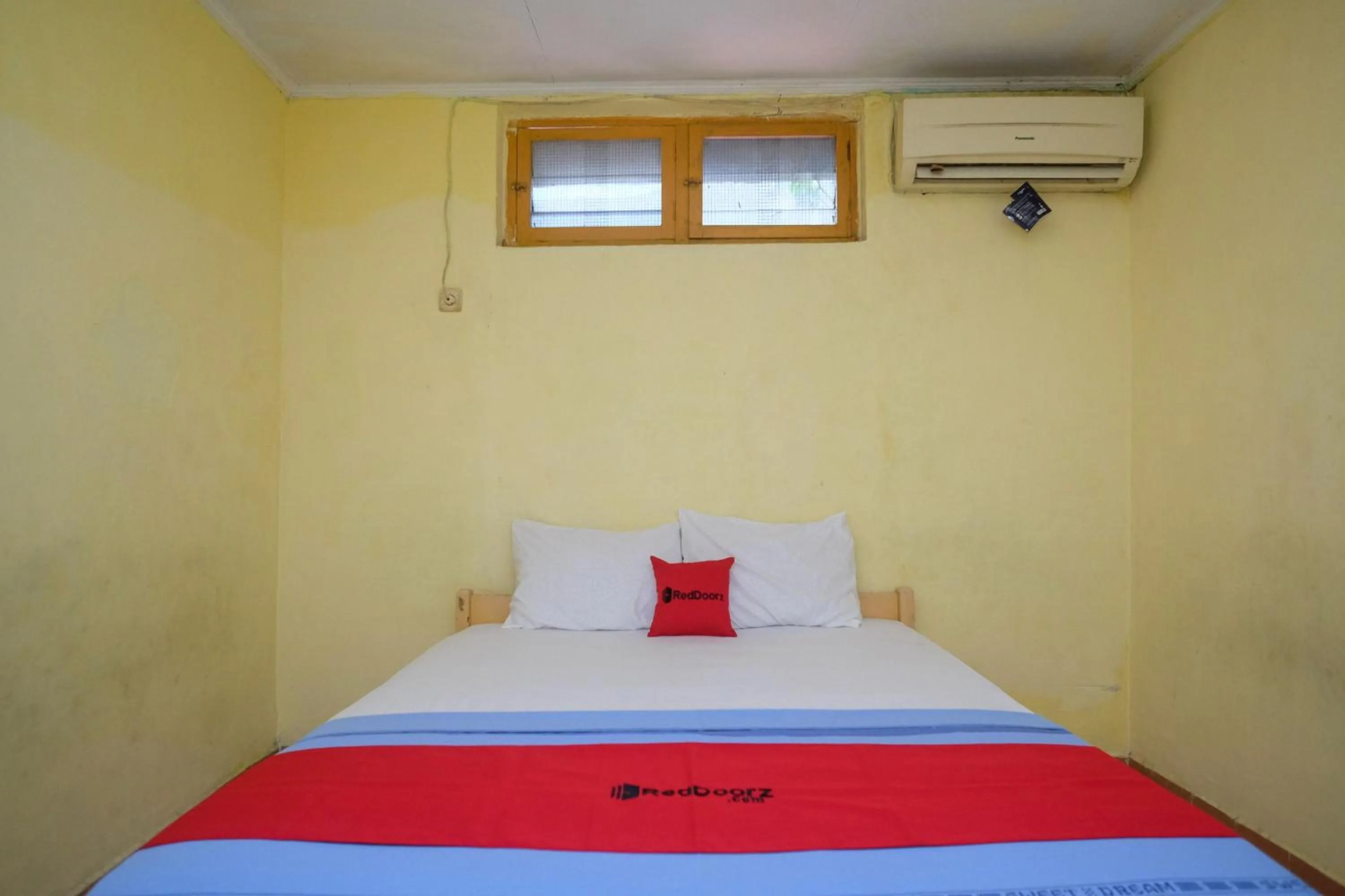 Bedroom in RedDoorz near Pelabuhan Nusantara Parepare