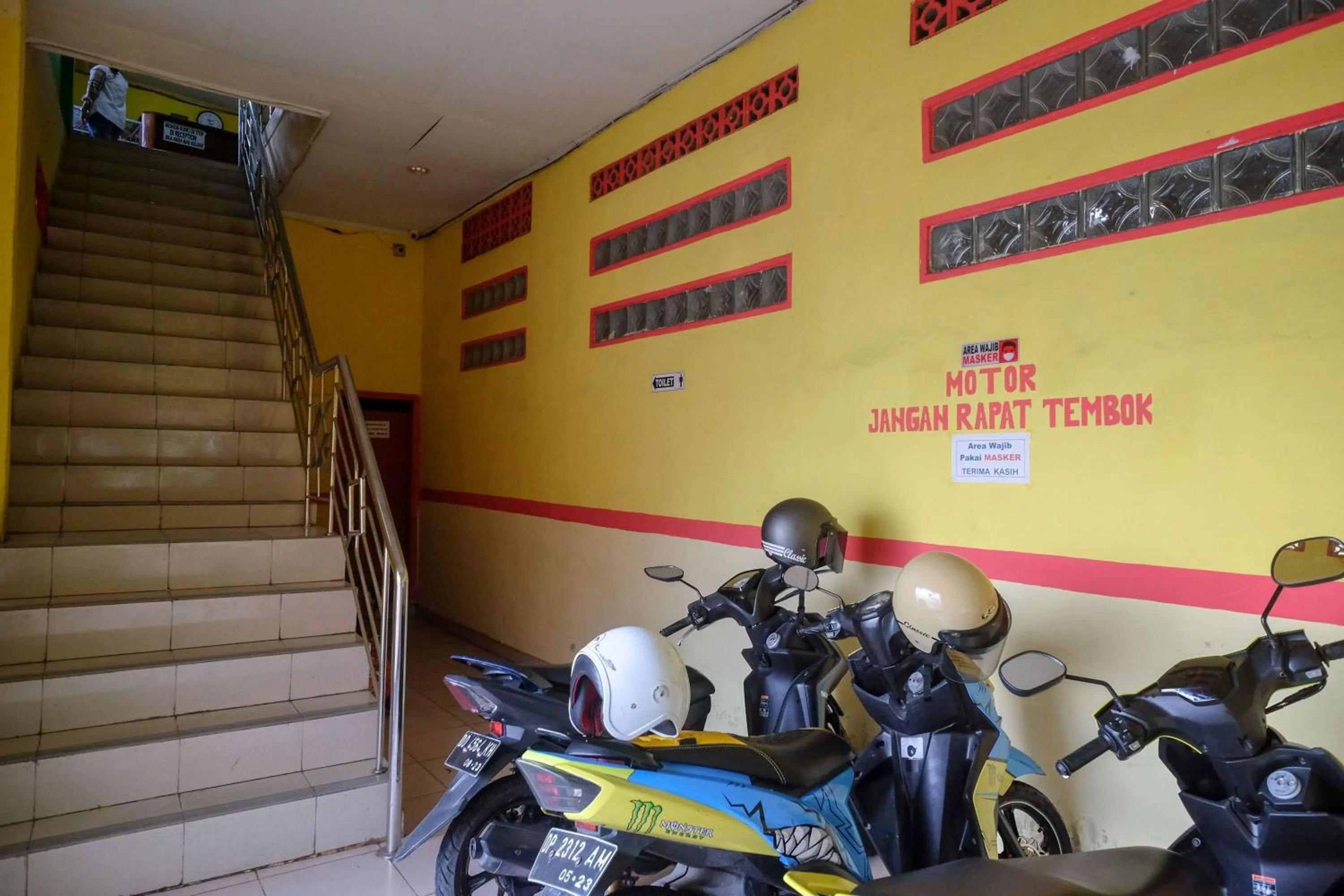 Parking in RedDoorz near Pelabuhan Nusantara Parepare